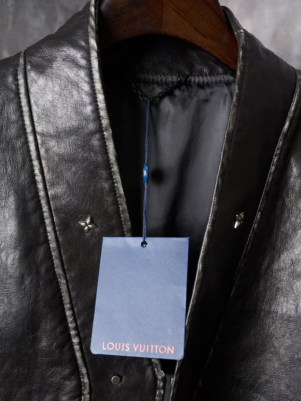 V-neck diagonal zipper used leather jacket