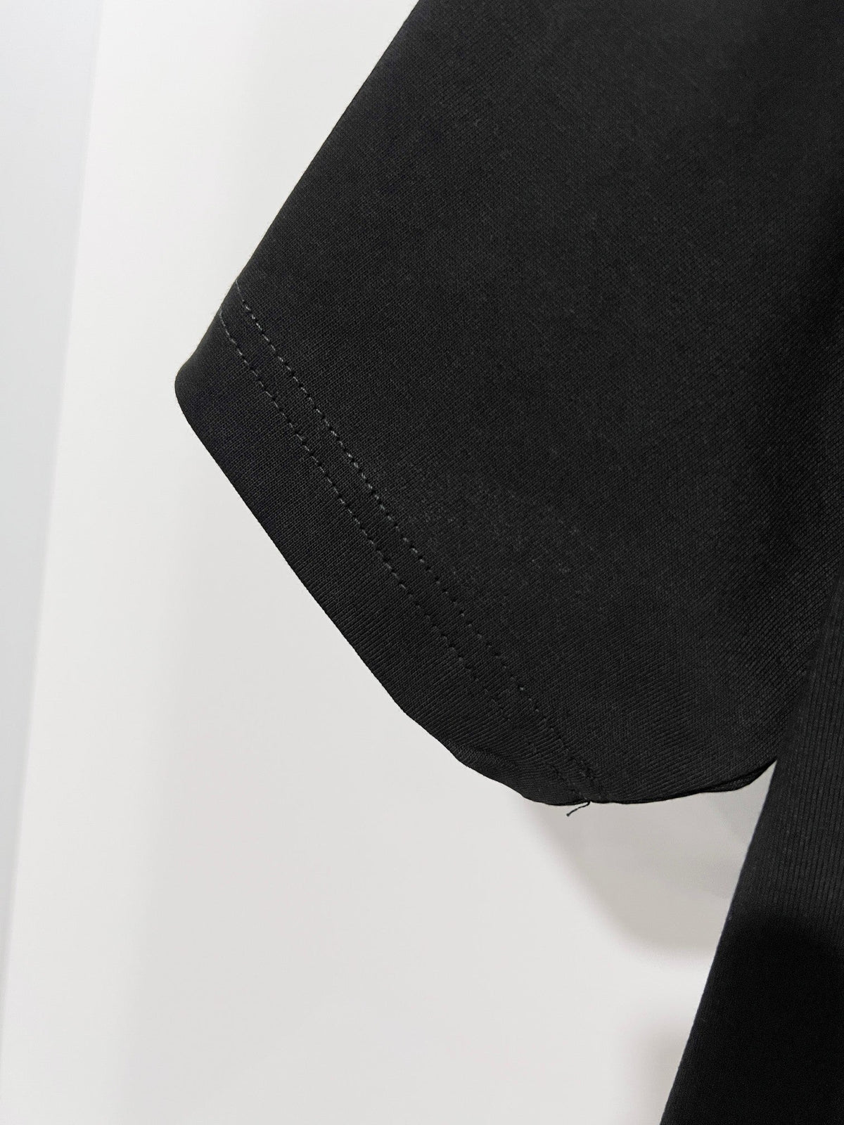 Color blocked M offset letter round neck T-shirt