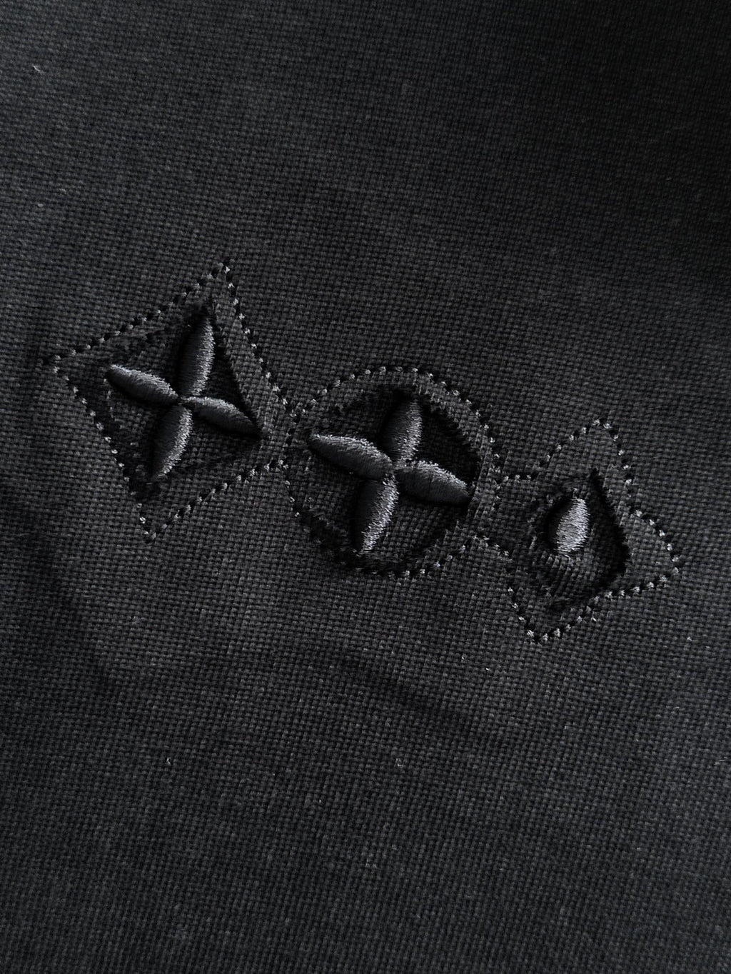 Damaged patchwork embroidered clover letter logo short sleeved t-shirt