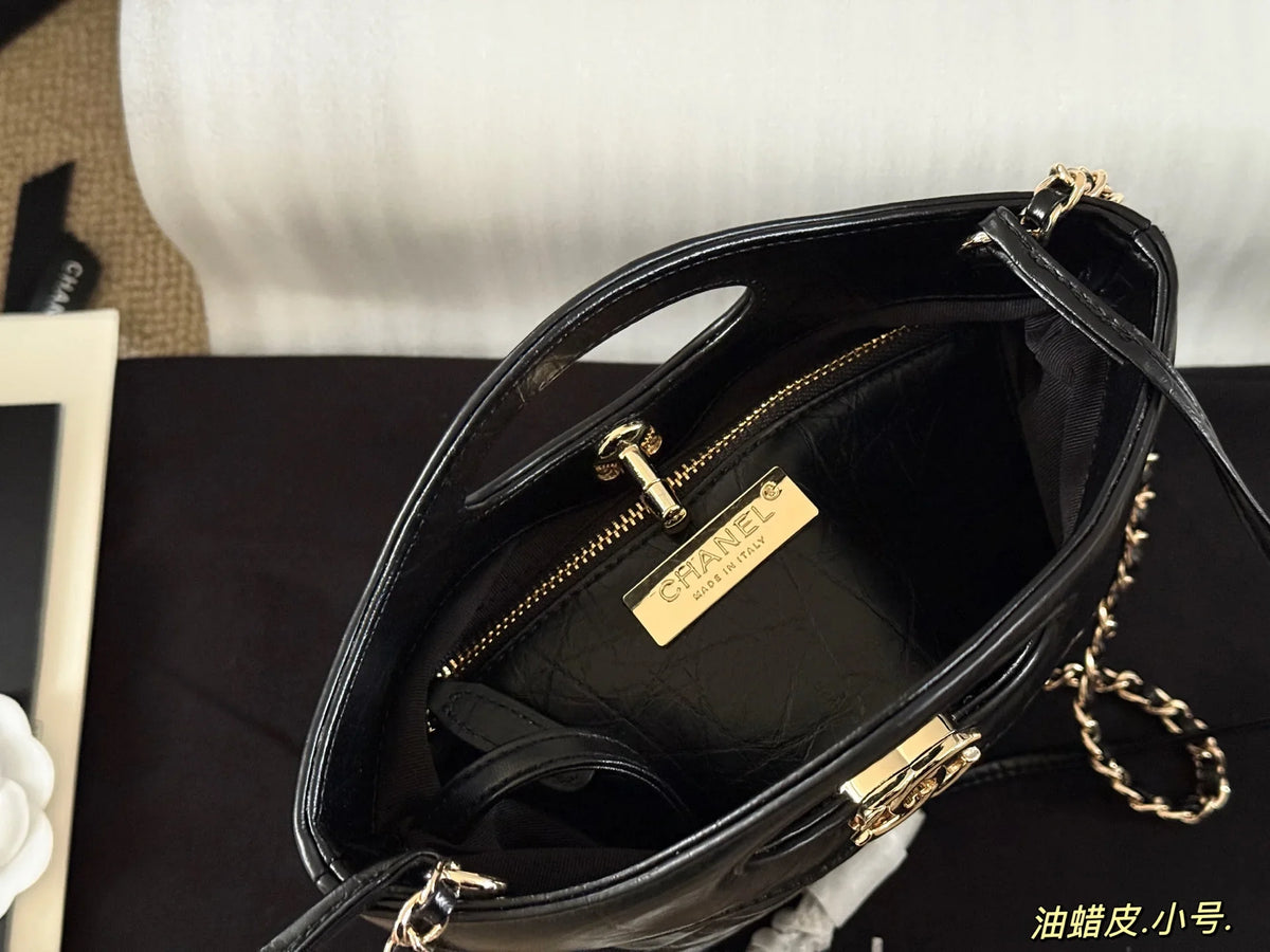 Hollow handle tote bag