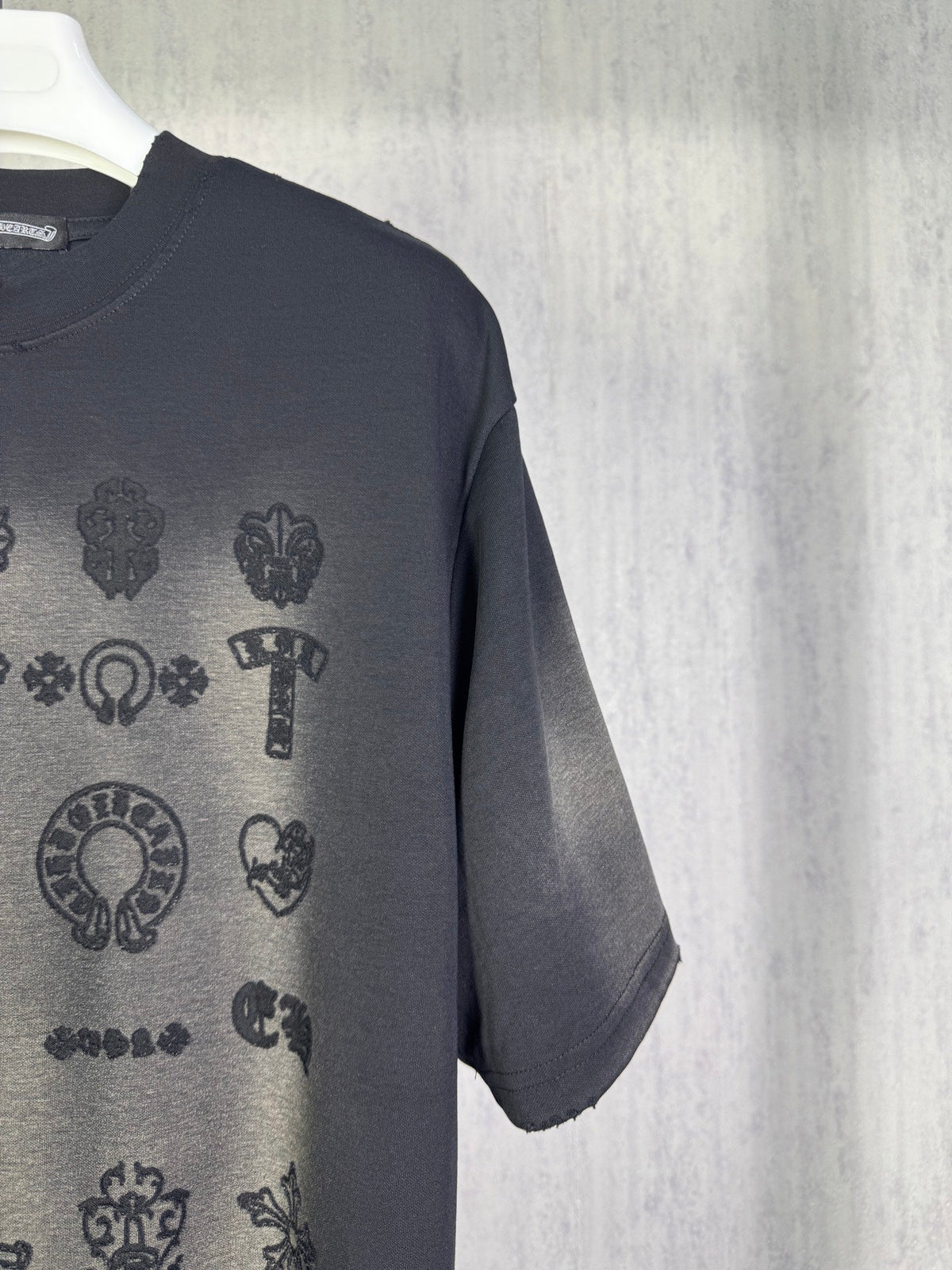 Burnt flower sticker embroidered round neck short sleeved T-shirt
