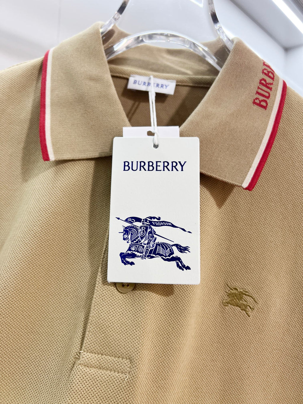 Color blocked flat machine collar with dark embroidery letters polo shirt