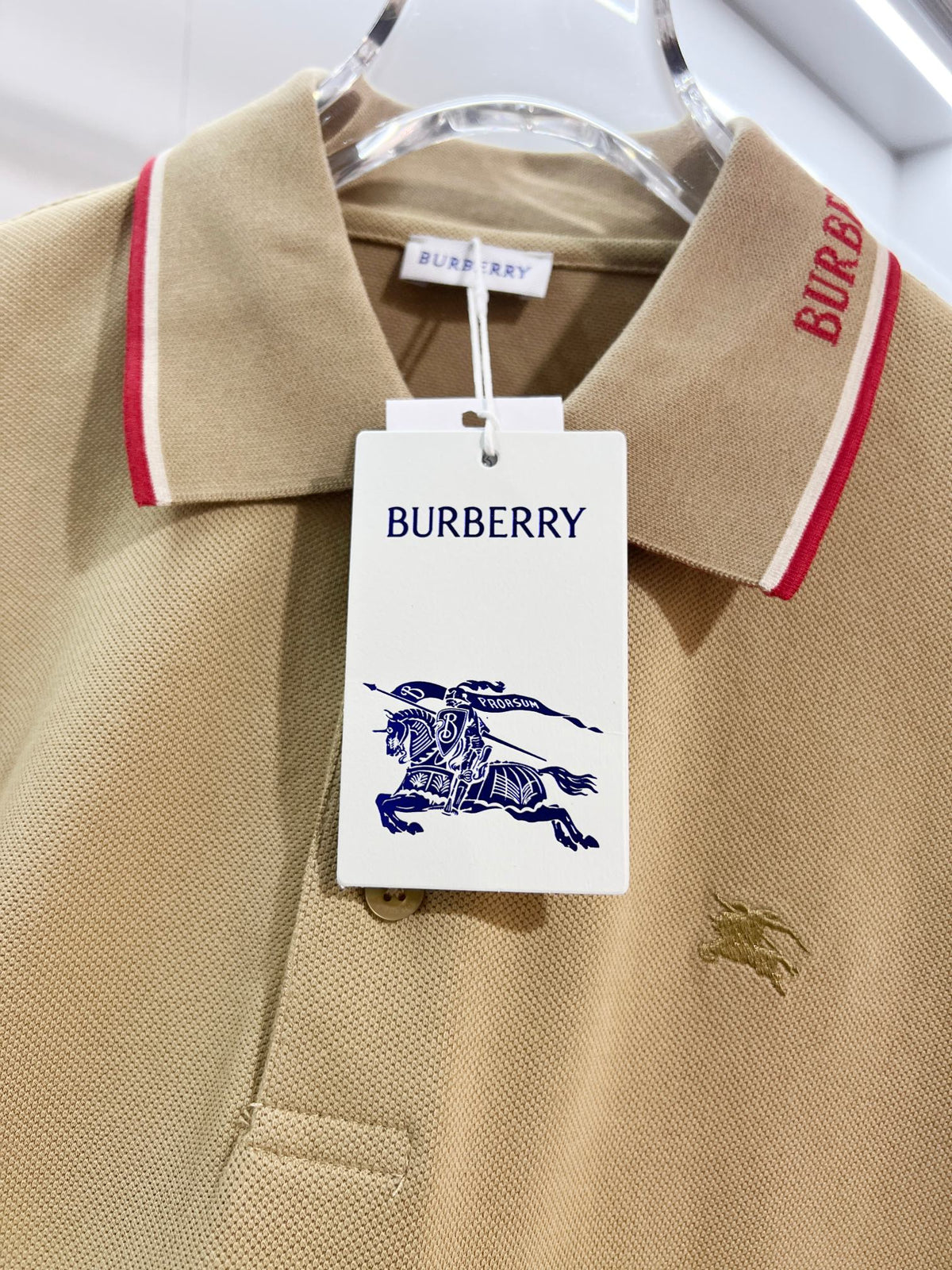 Color blocked flat machine collar with dark embroidery letters polo shirt