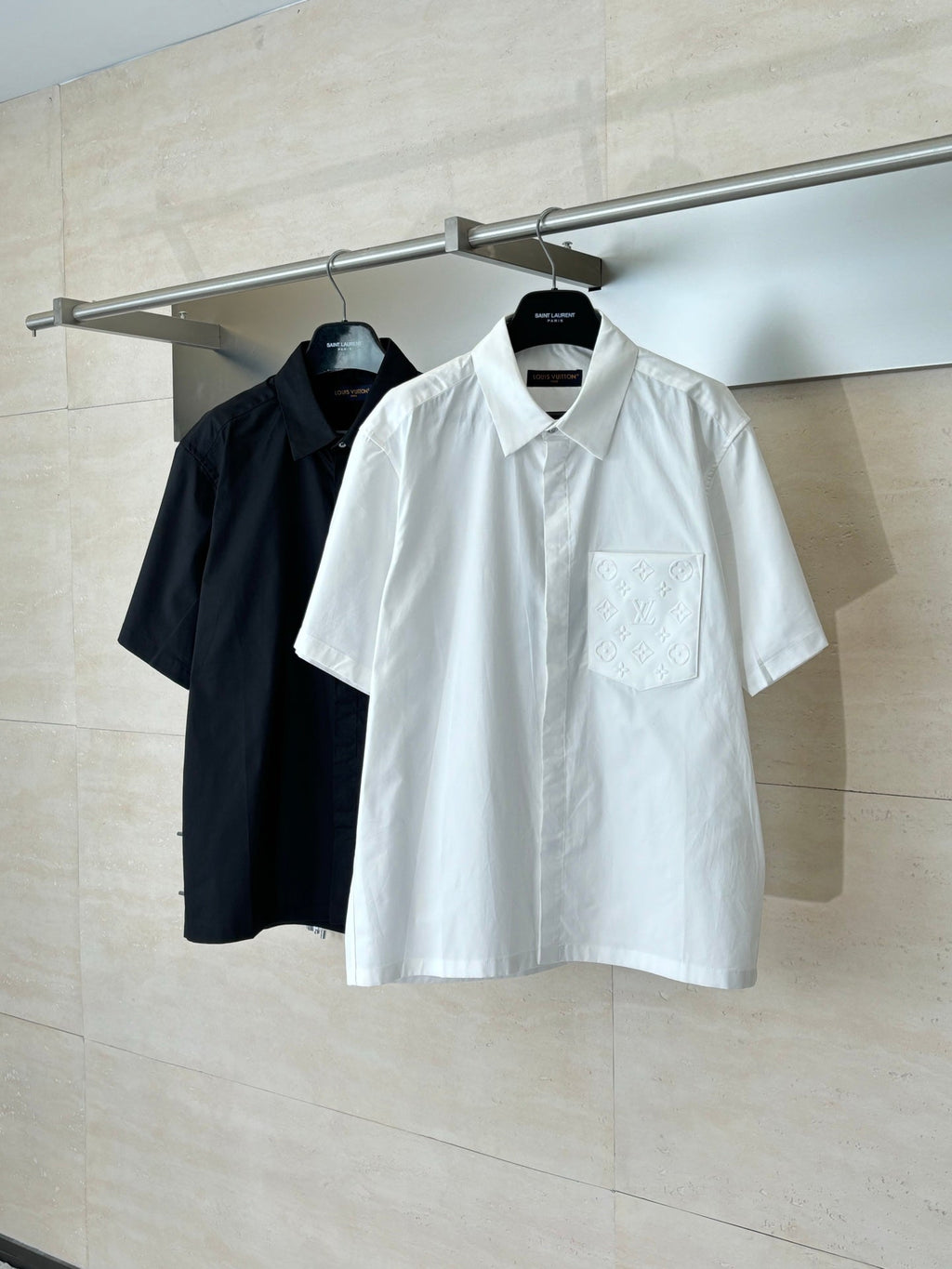 The embossed pocket lapel short sleeved shirt
