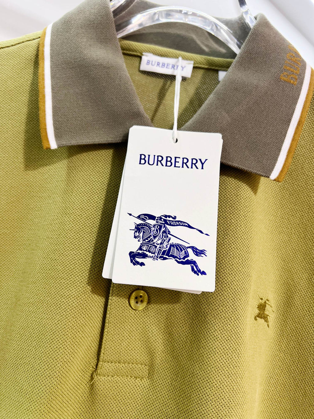 Color blocked flat machine collar with dark embroidery letters polo shirt