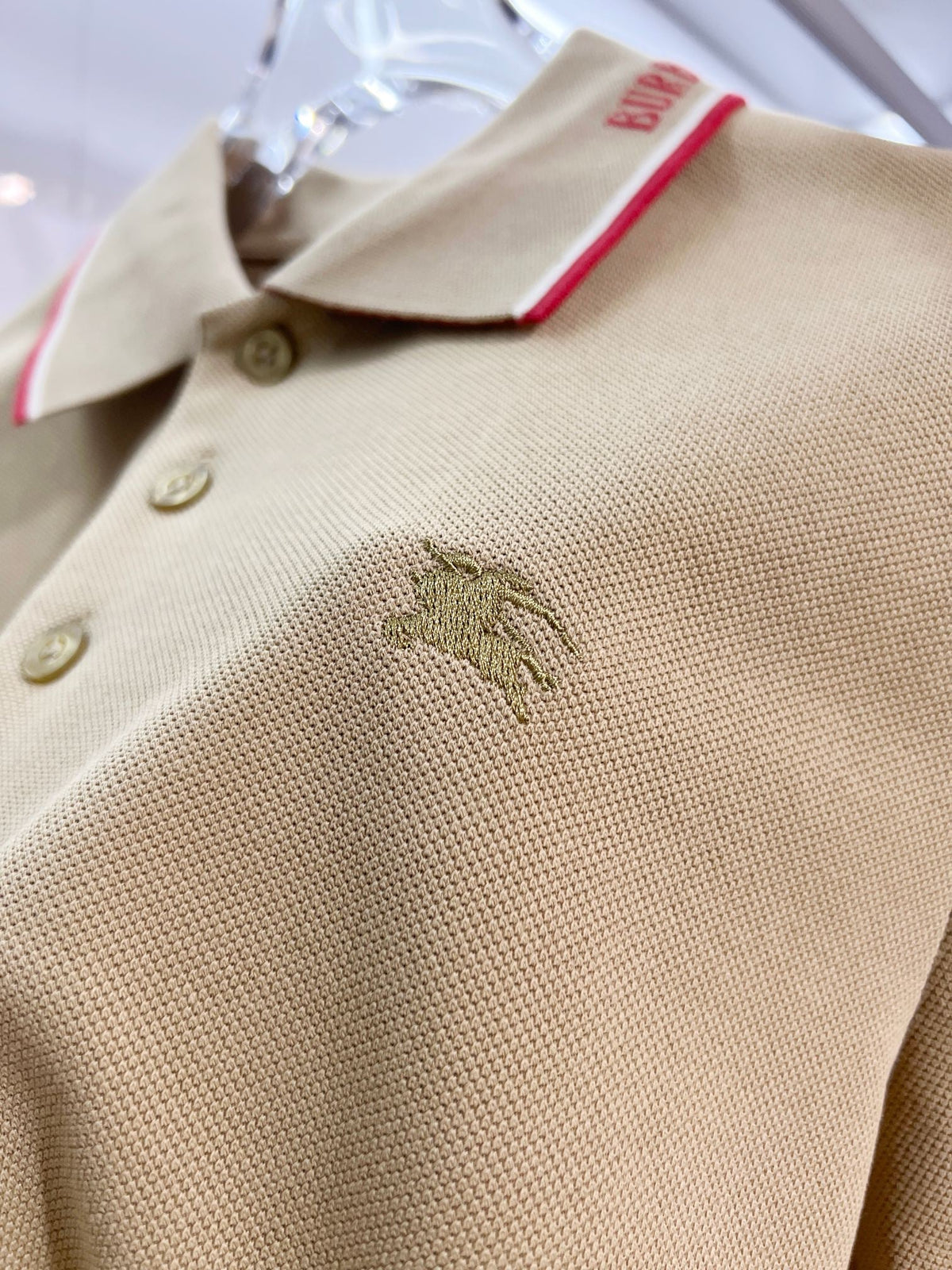 Color blocked flat machine collar with dark embroidery letters polo shirt