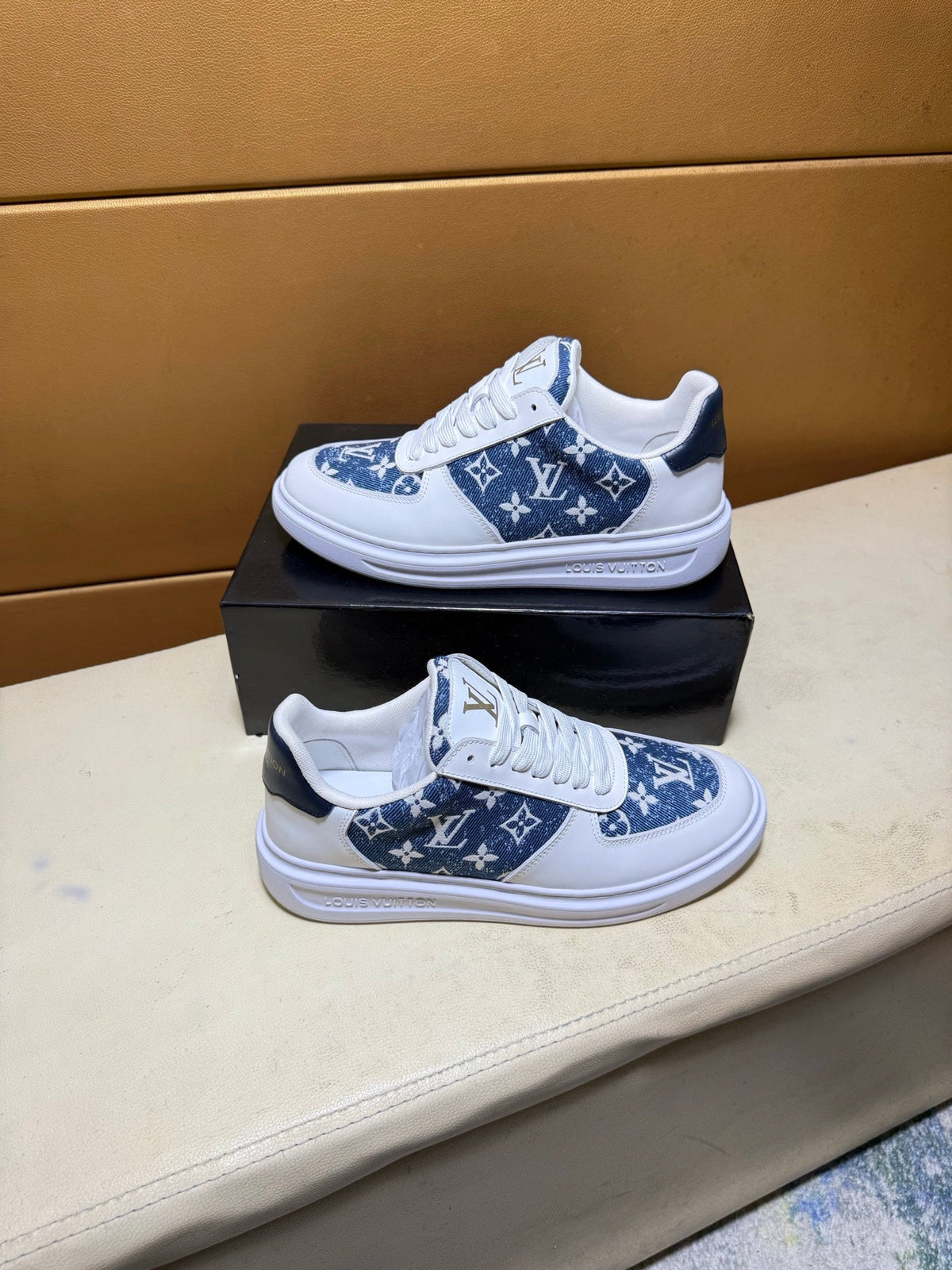 Unique modern style sports shoes