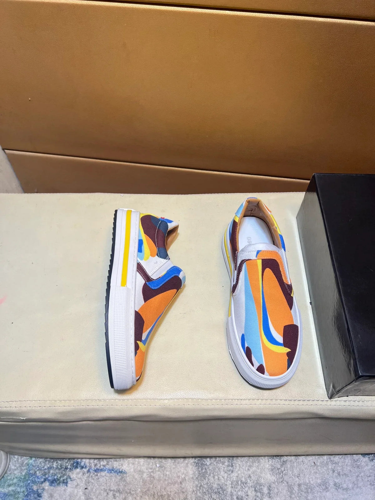 Modern style sports shoes