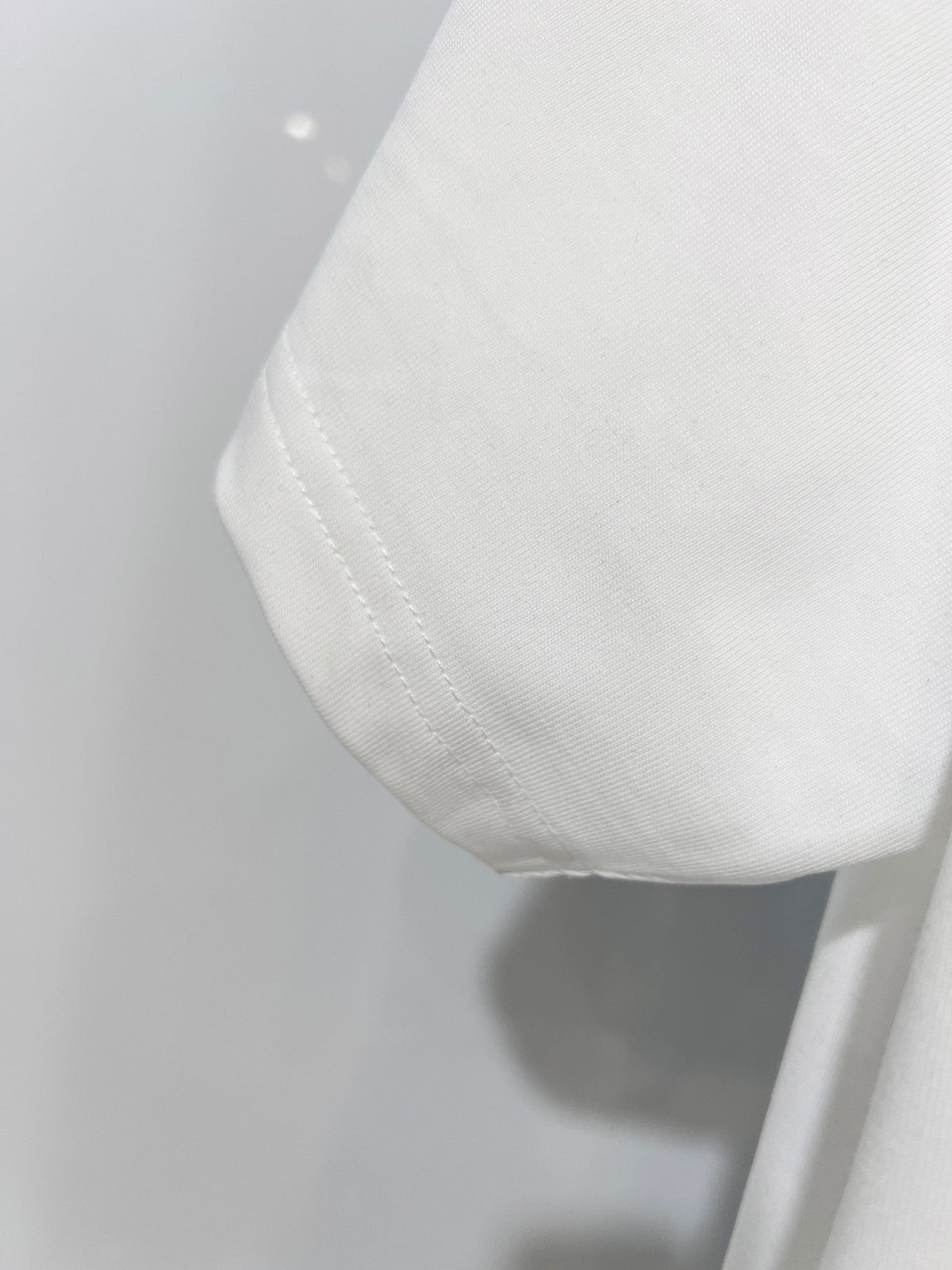 New color blocked ten thousand needle embroidered letter short sleeved shirt