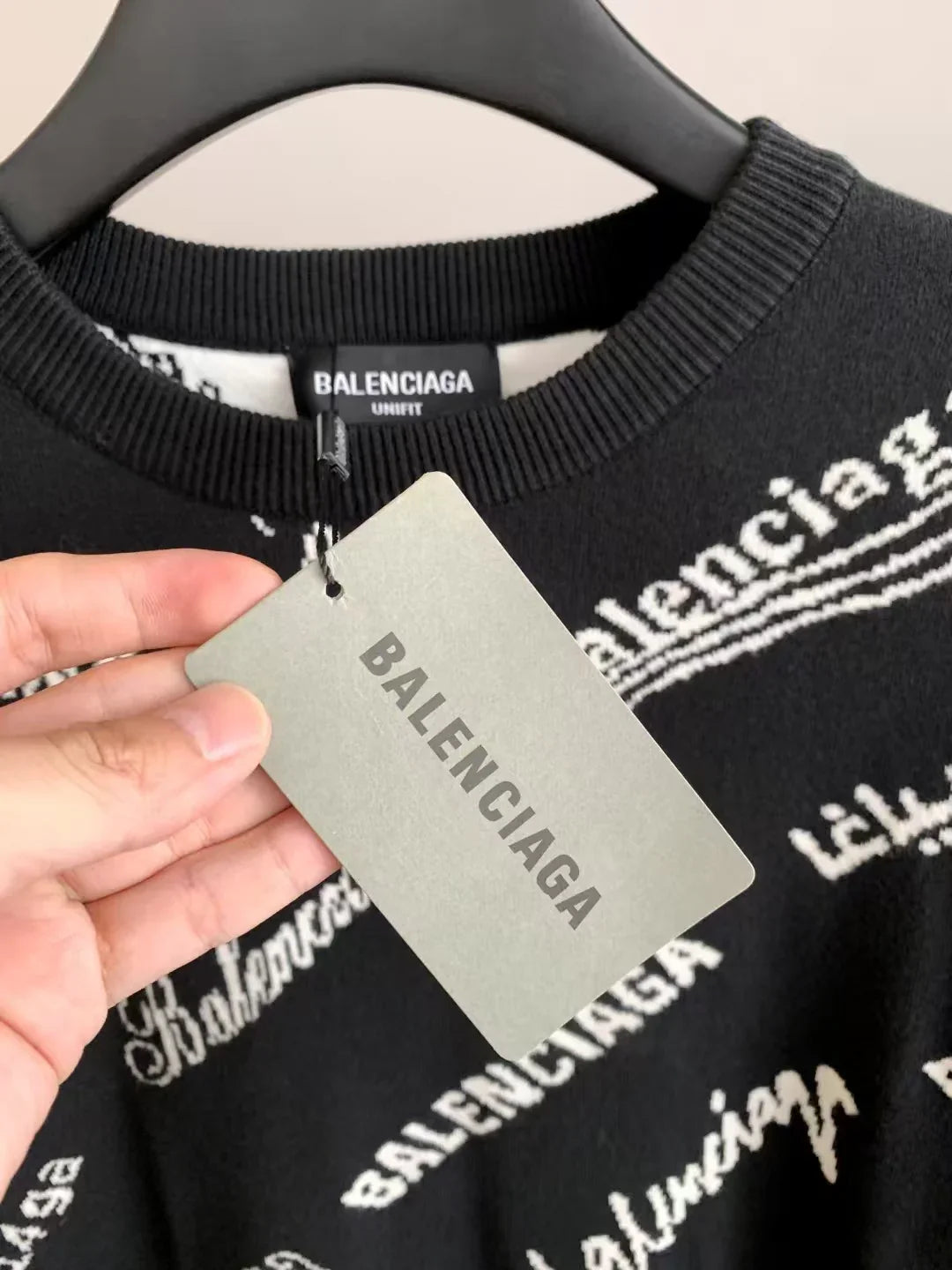 New round neck sweater