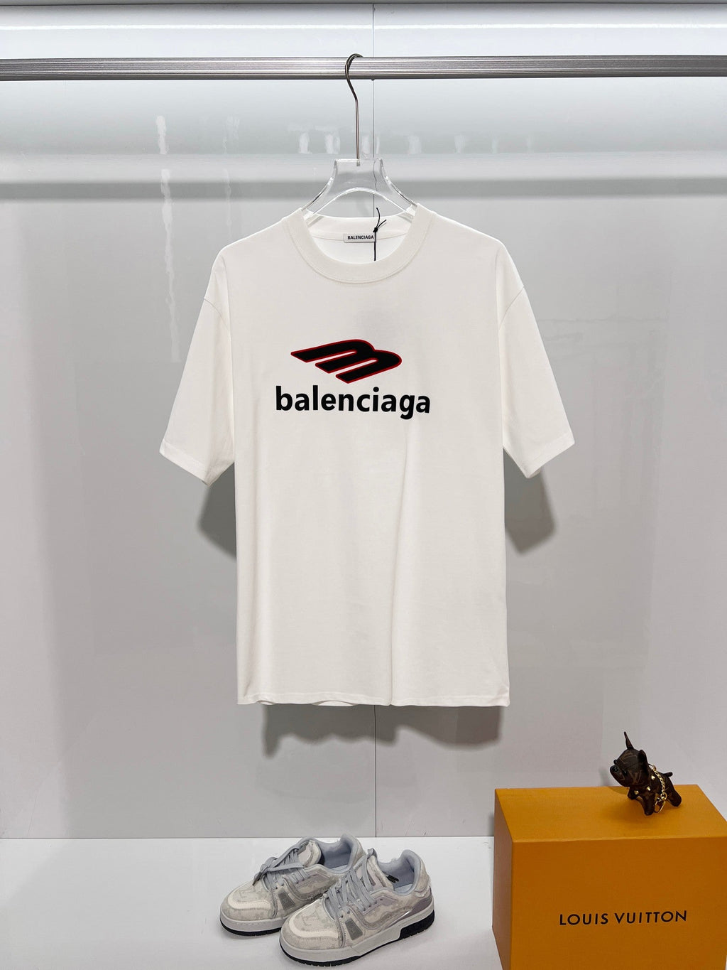 Color blocked M offset letter round neck T-shirt