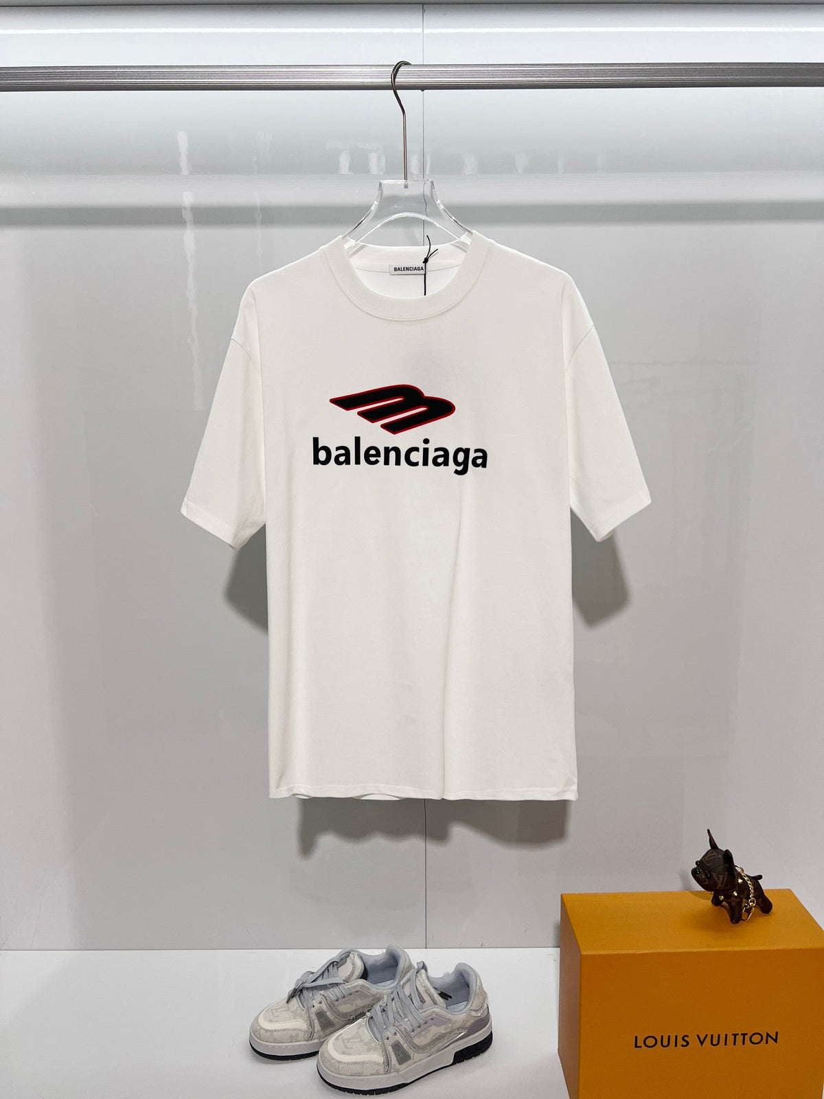 Color blocked M offset letter round neck T-shirt