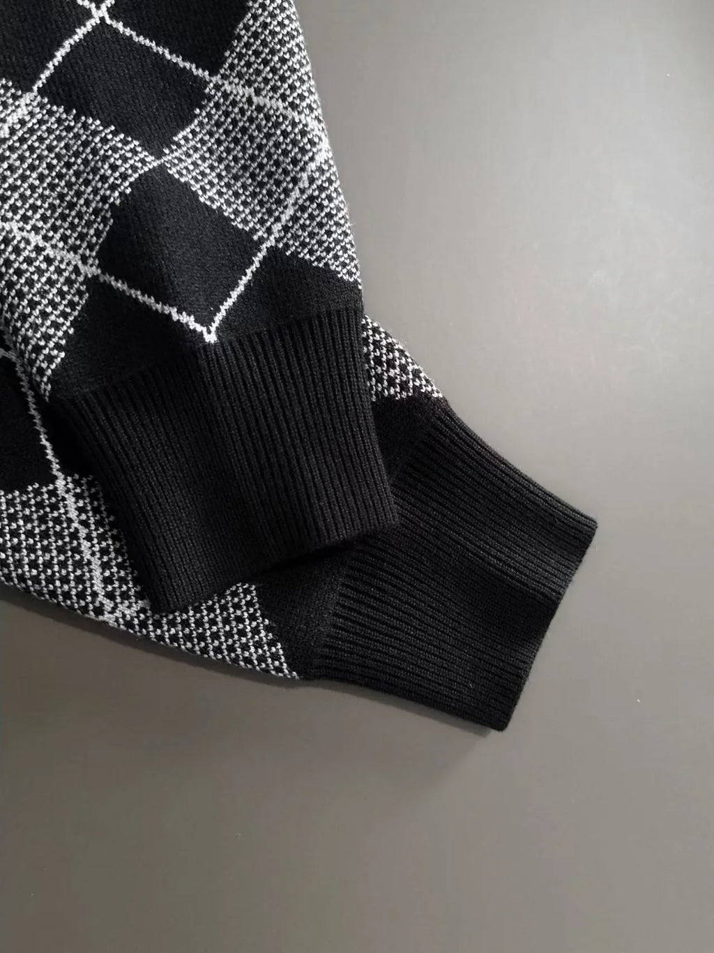 New round neck long sleeved sweater
