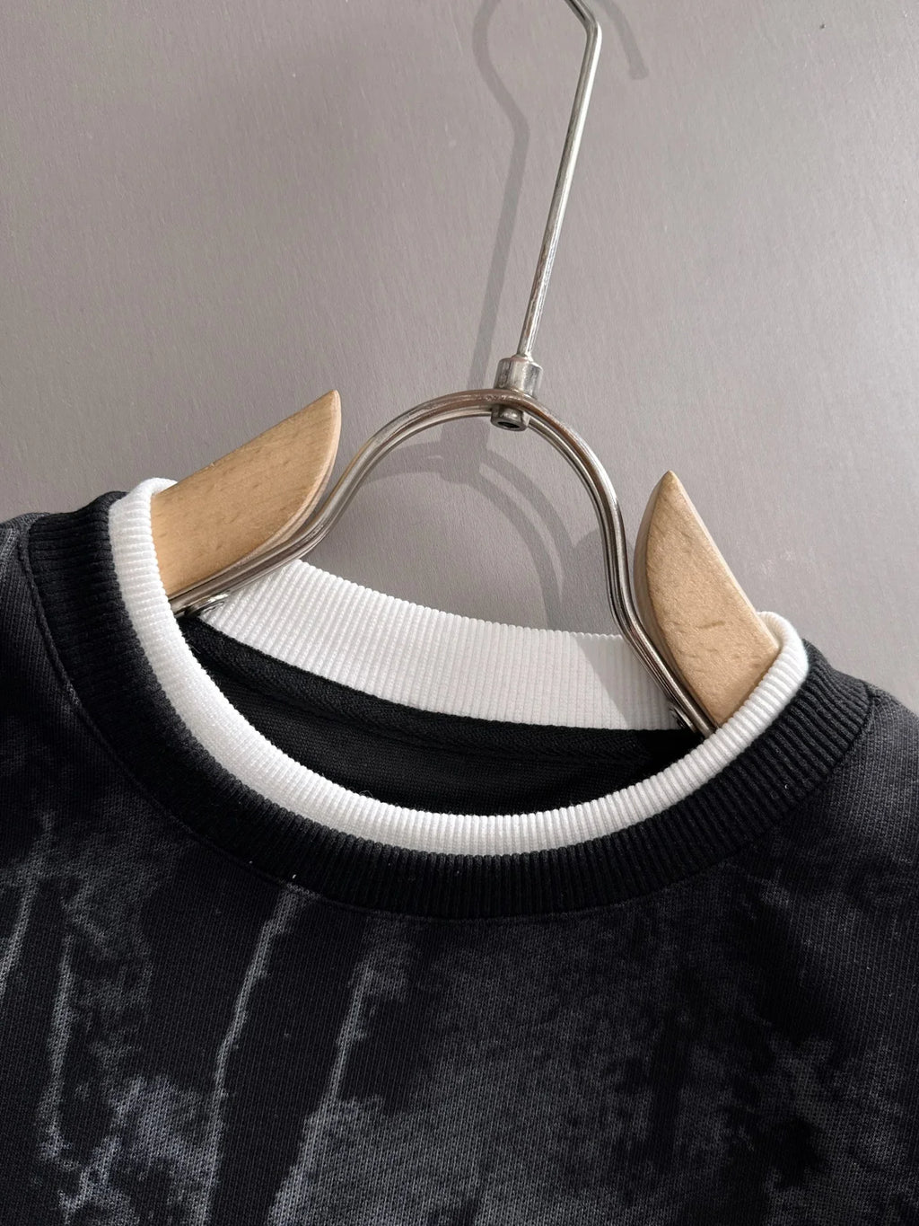 New round neck sweatshirt with long sleeves