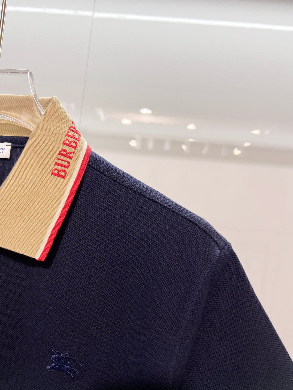 Color blocked flat machine collar with dark embroidery letters polo shirt