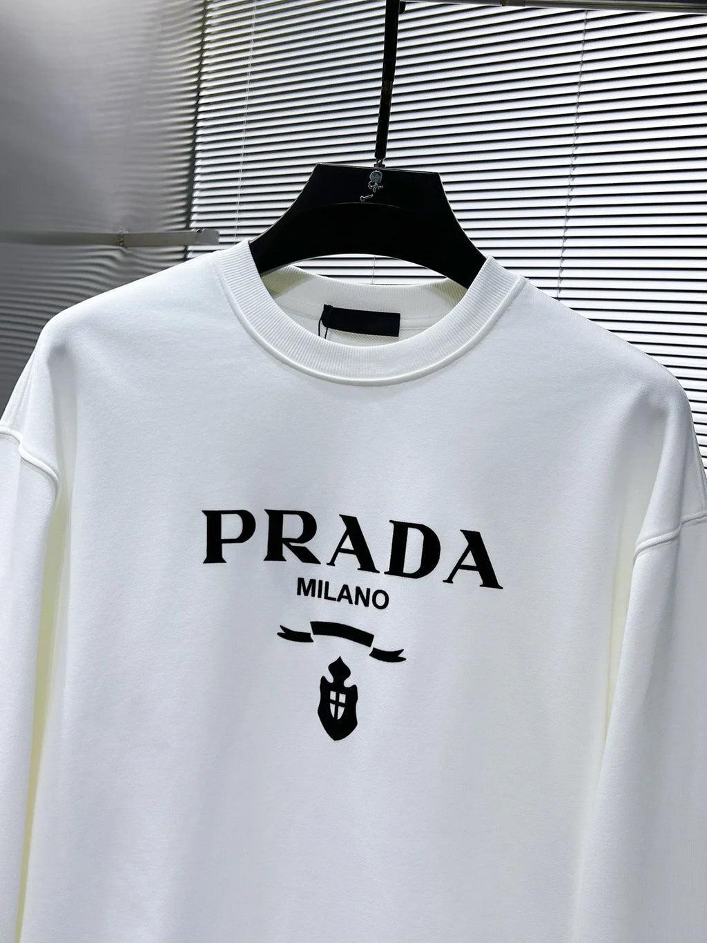 New long sleeved round neck sweatshirt