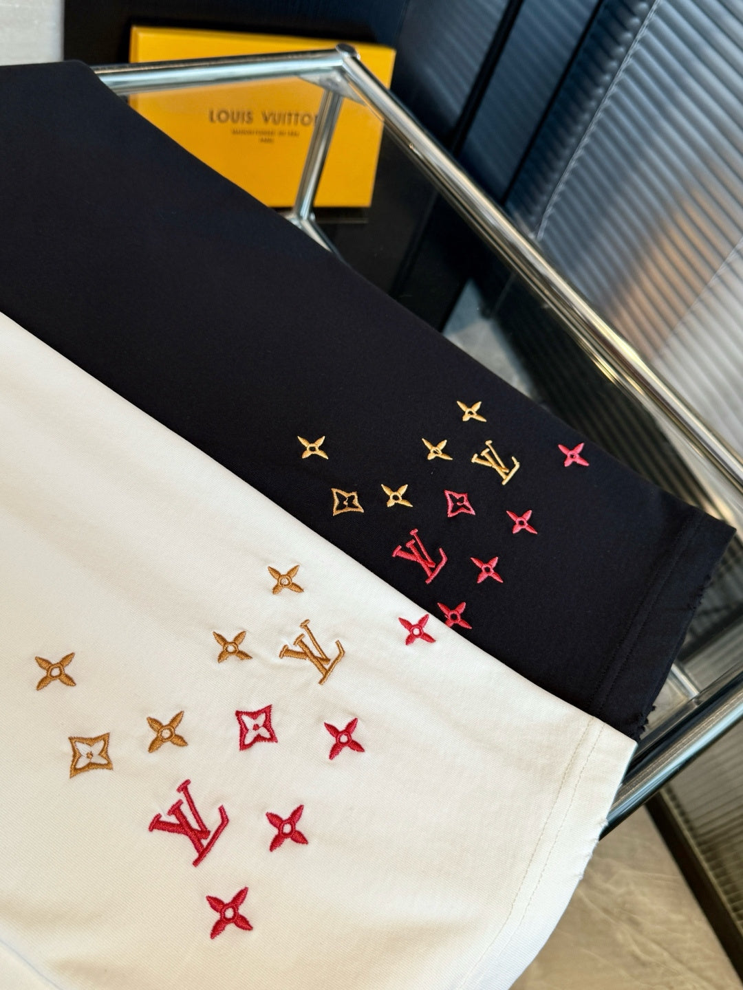 Embroidered short sleeves with lettering and floral logo