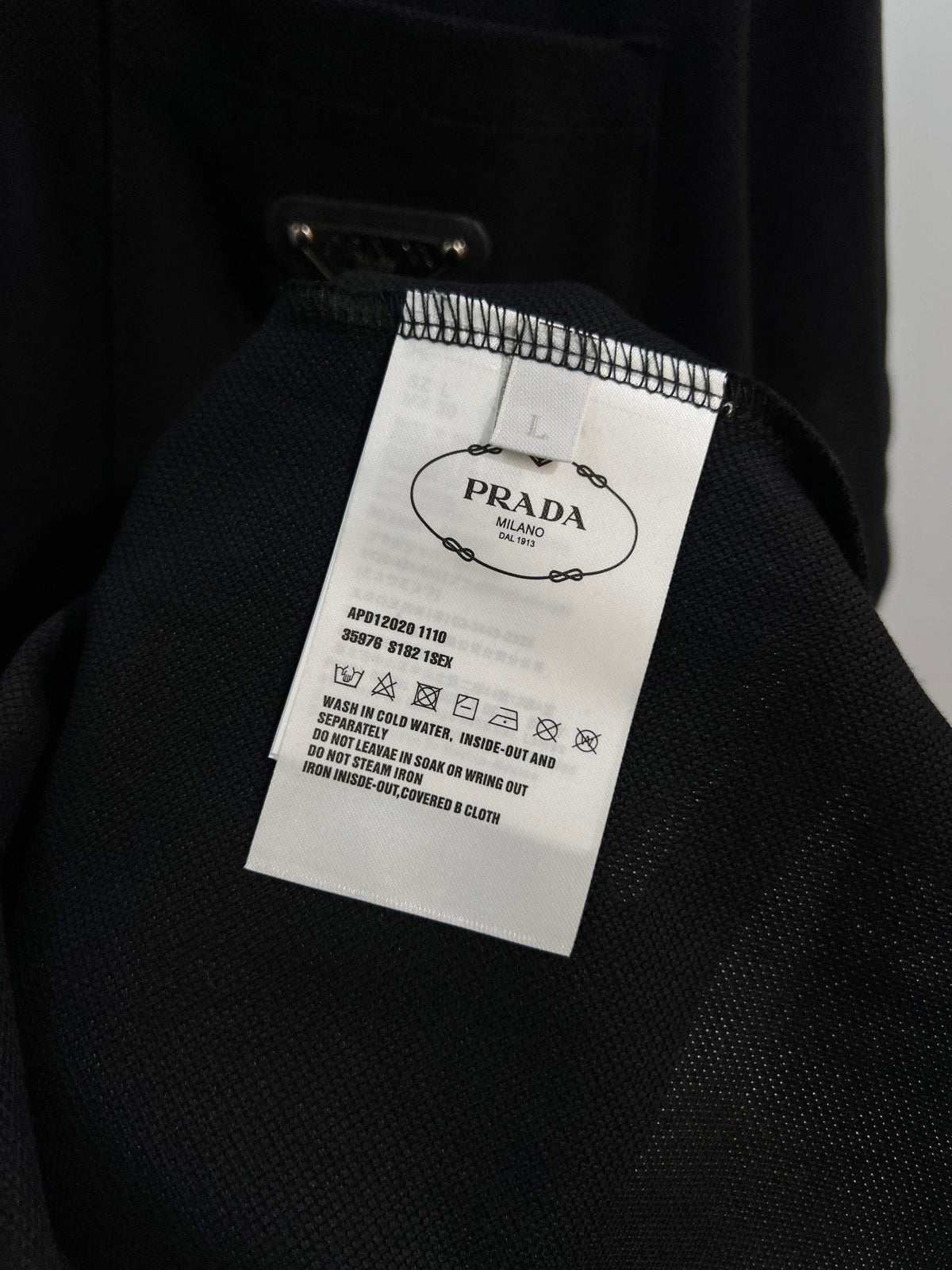 Chest pocket with metal triangle logo, leather seal, letter polo shirt