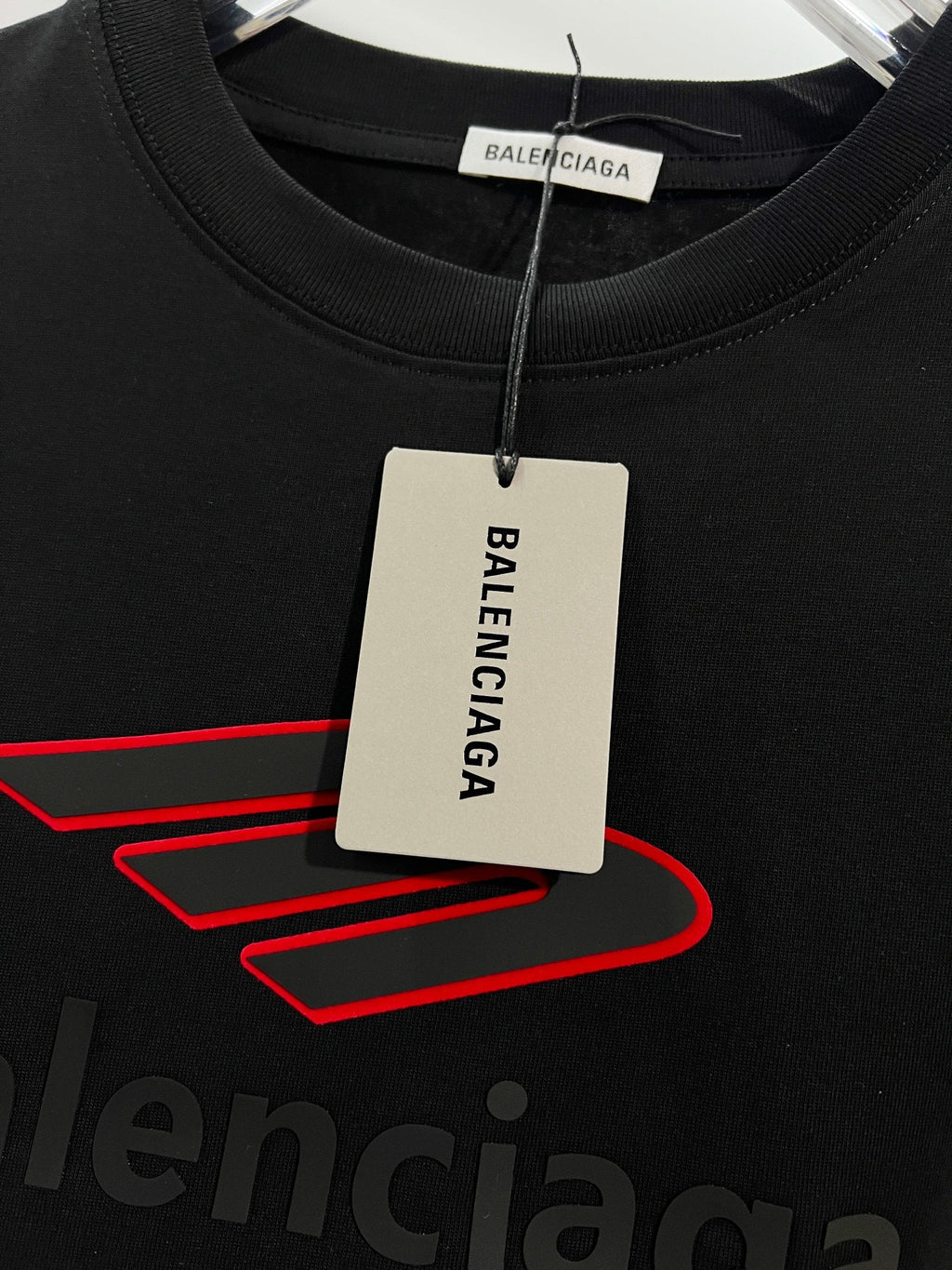 Color blocked M offset letter round neck T-shirt