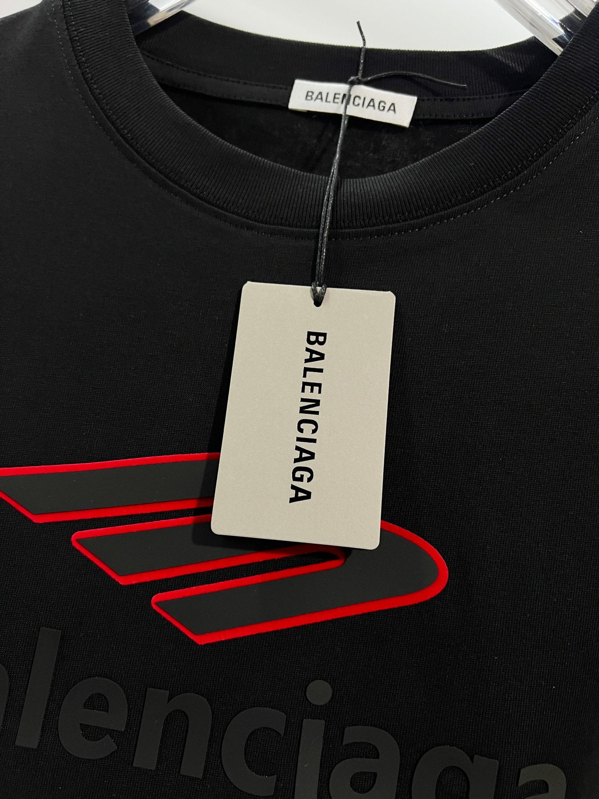 Color blocked M offset letter round neck T-shirt