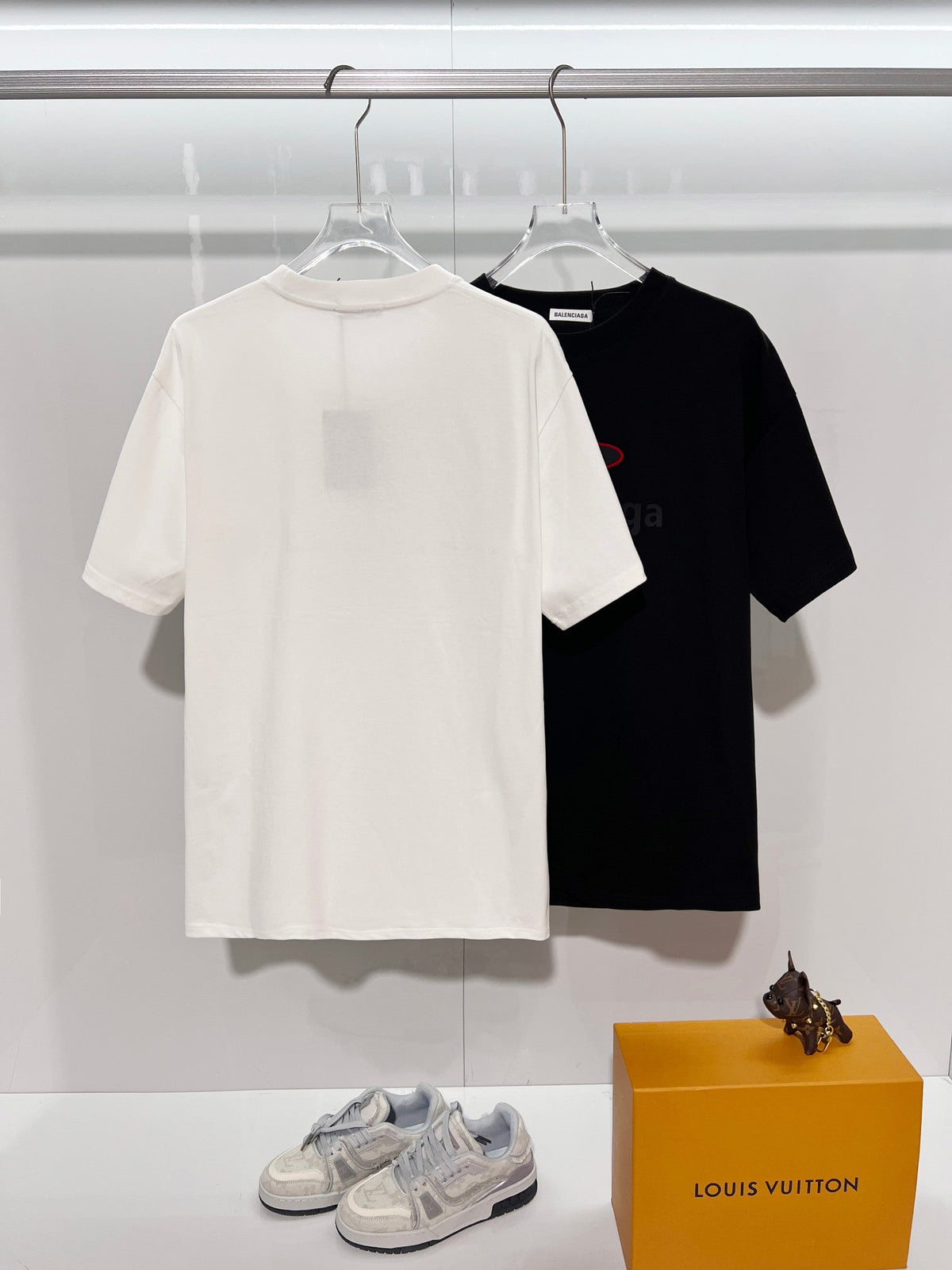 Color blocked M offset letter round neck T-shirt