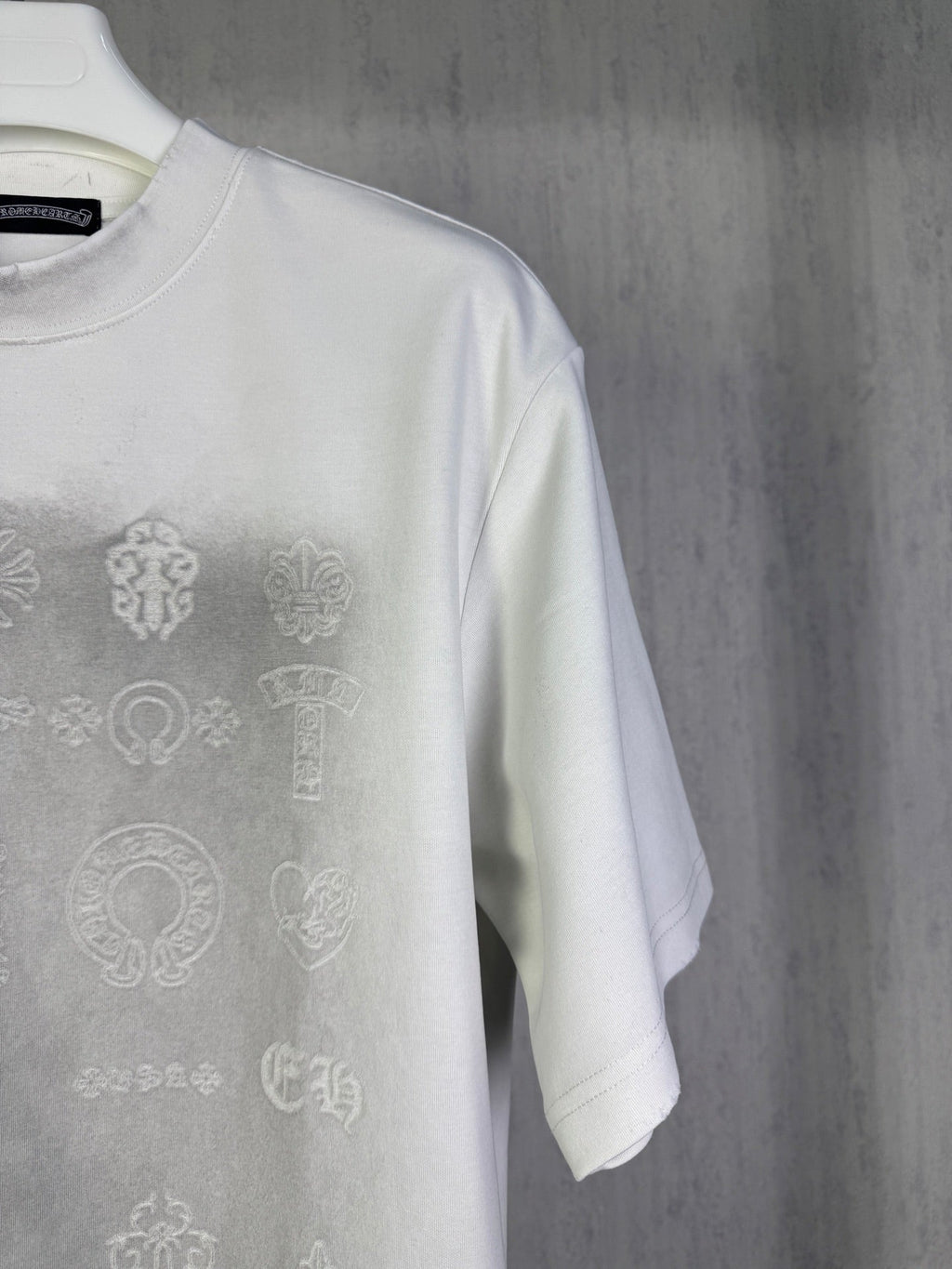 Burnt flower sticker embroidered round neck short sleeved T-shirt