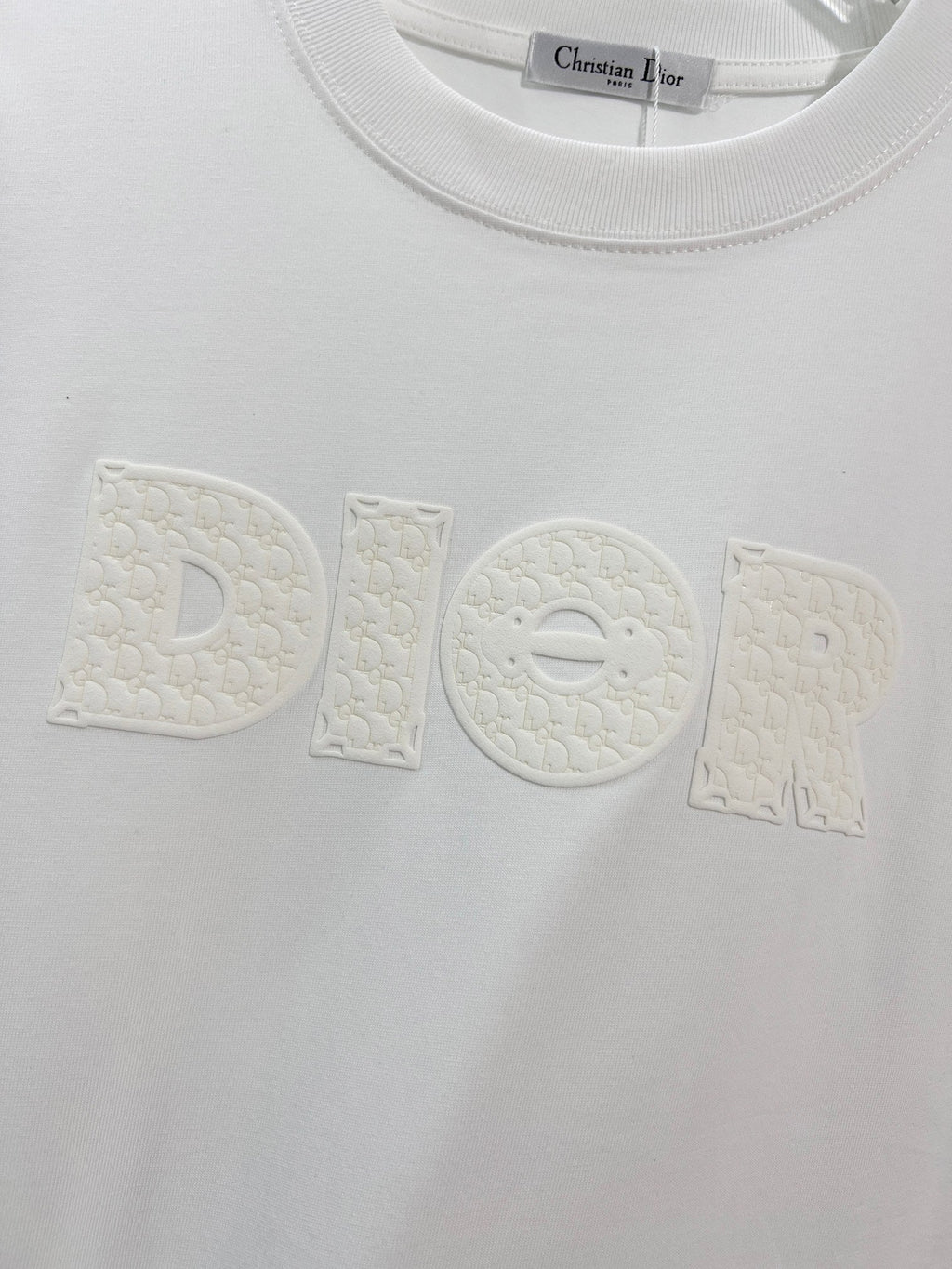 Solid color three-dimensional raised offset letter round neck T-shirt