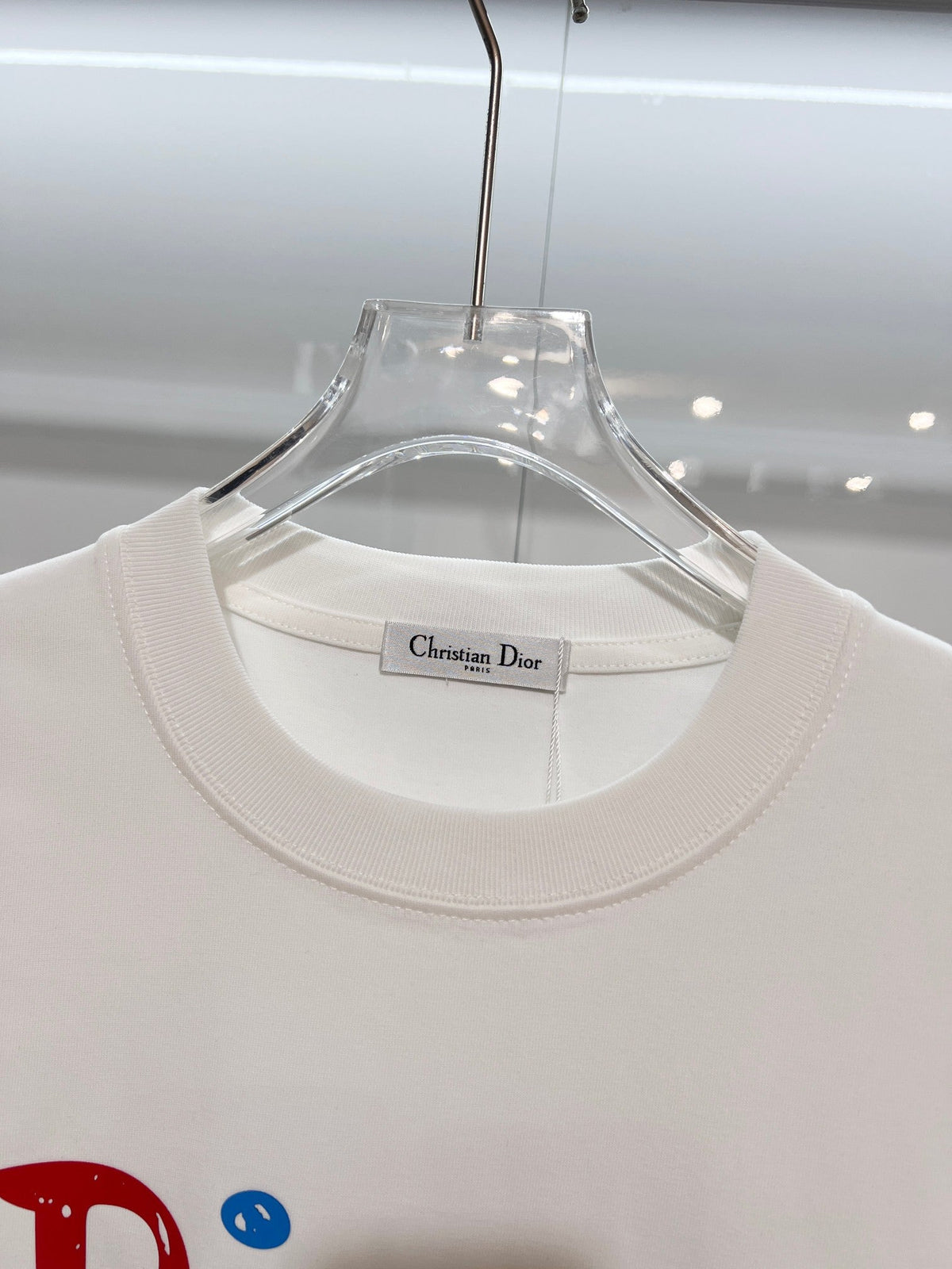 Minimally contrasting offset printed letter round neck T-shirt