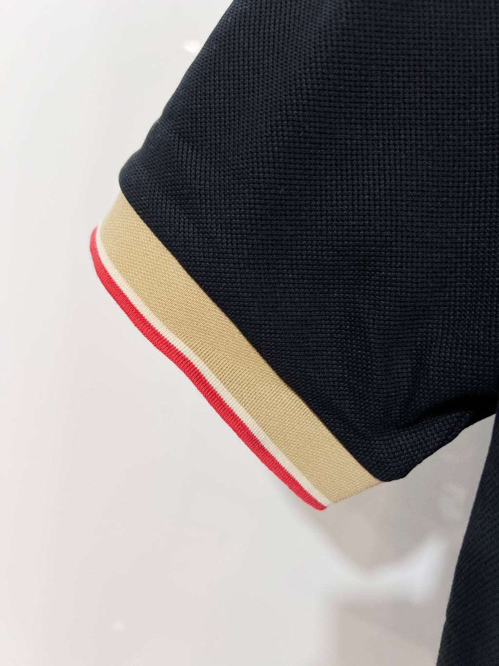 Color blocked flat machine collar with dark embroidery letters polo shirt