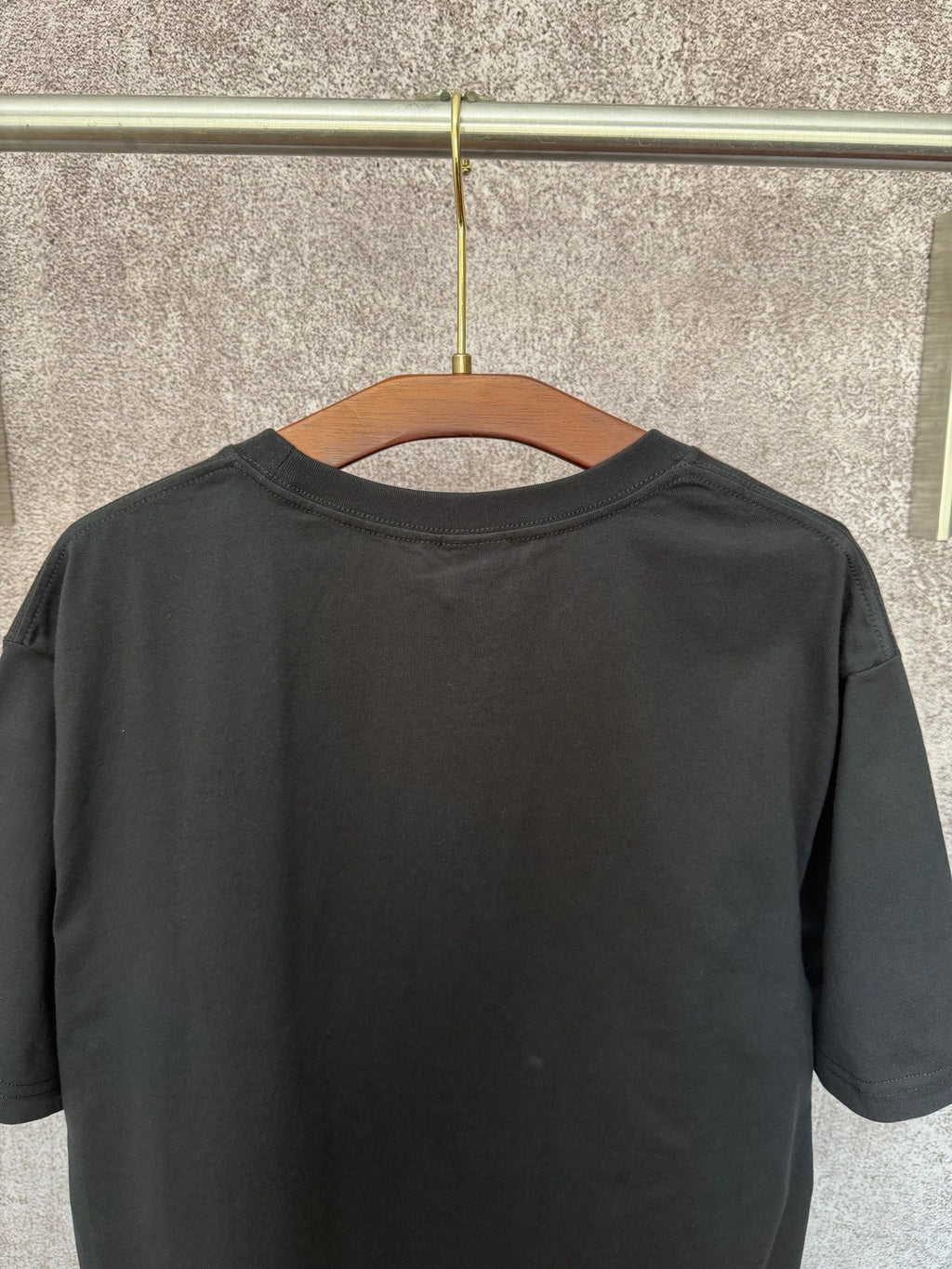 Short sleeved T-shirt with letter embroidery style