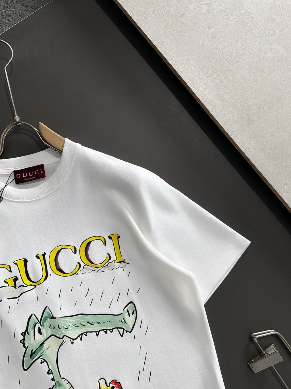 Versatile printed short sleeves