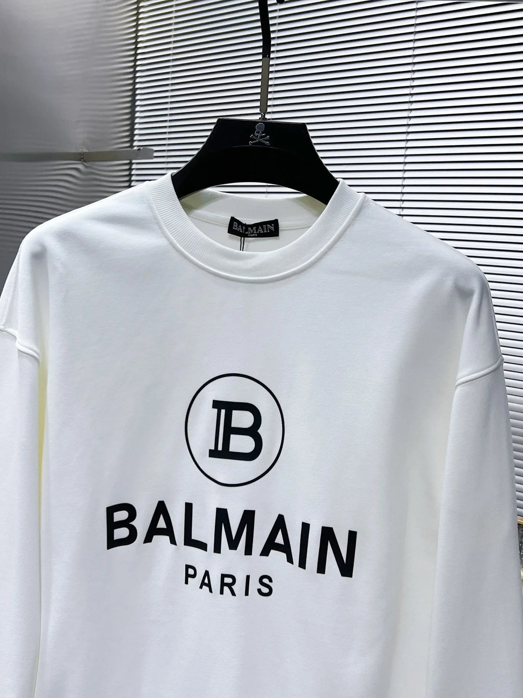 New long sleeved round neck sweatshirt