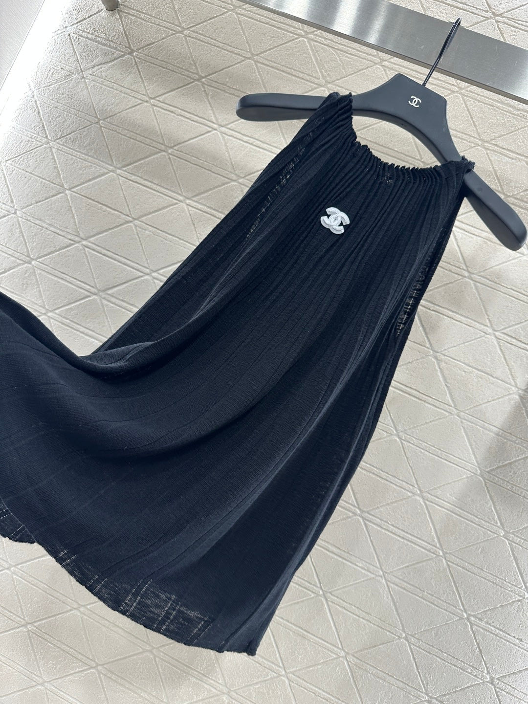 Halter neck pleated knitted vest