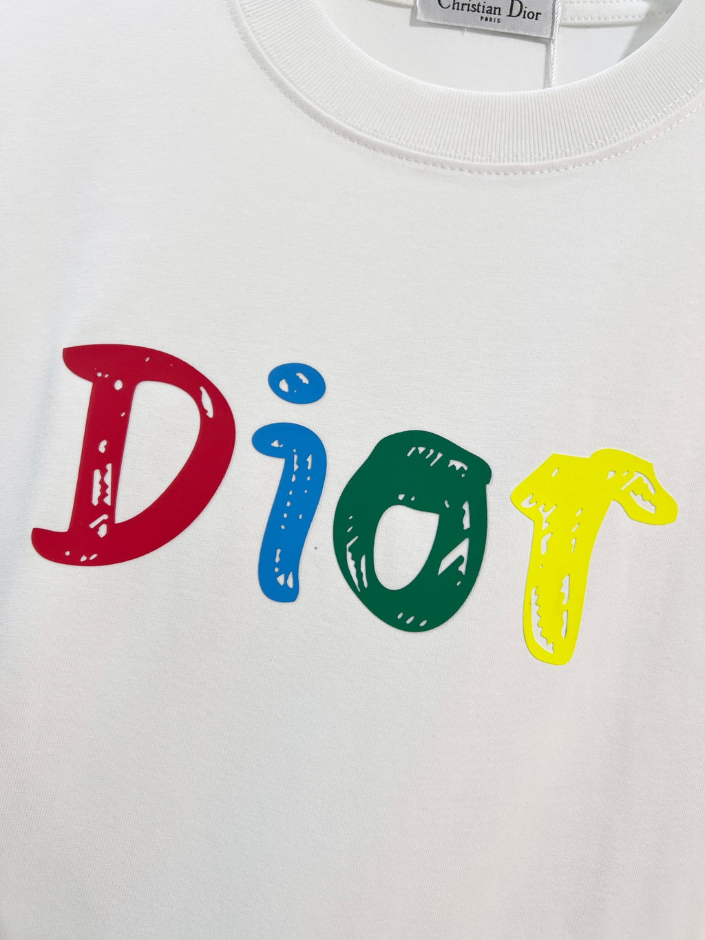Minimally contrasting offset printed letter round neck T-shirt