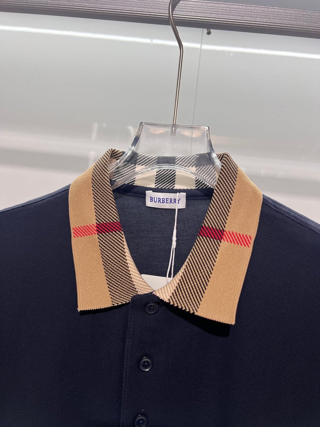 Minimally spliced contrasting plaid collar with letter polo shirt