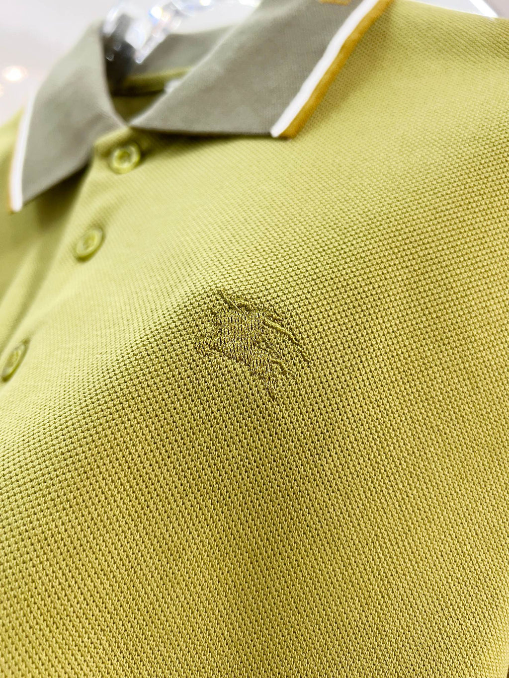 Color blocked flat machine collar with dark embroidery letters polo shirt