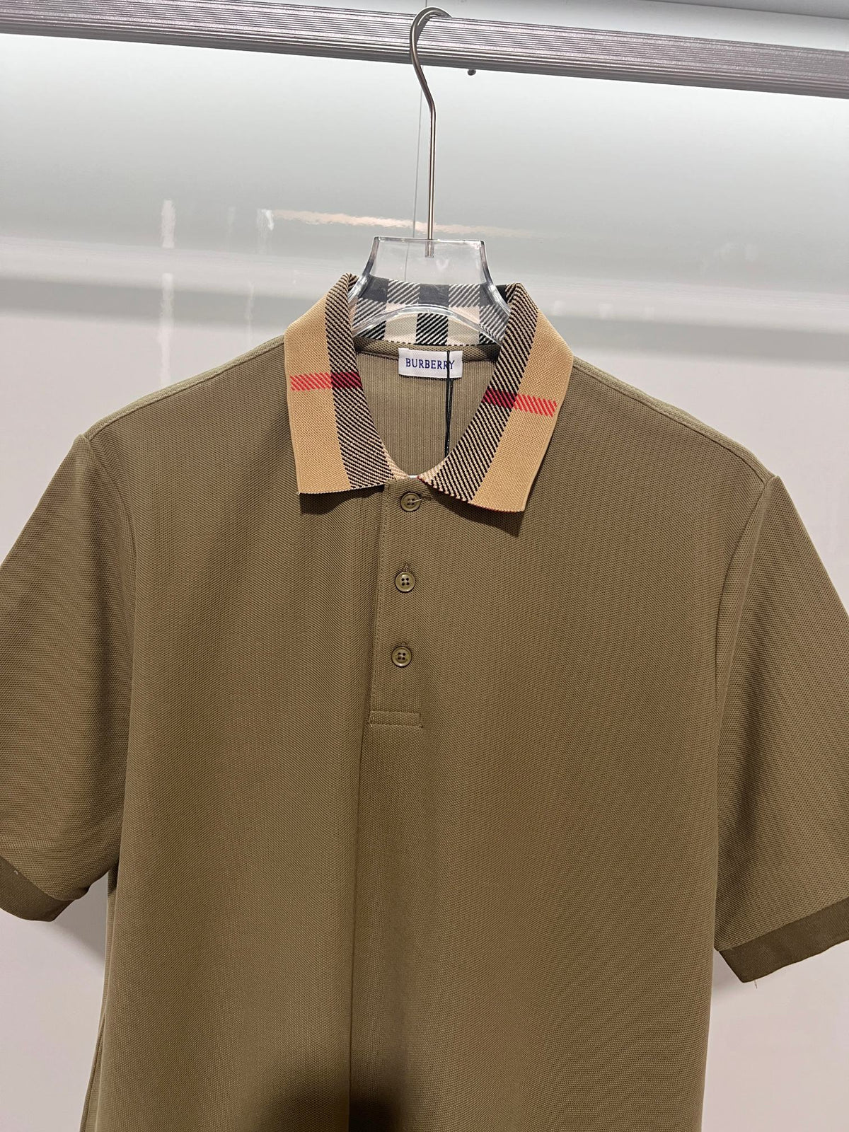 Minimally spliced contrasting plaid collar with letter polo shirt