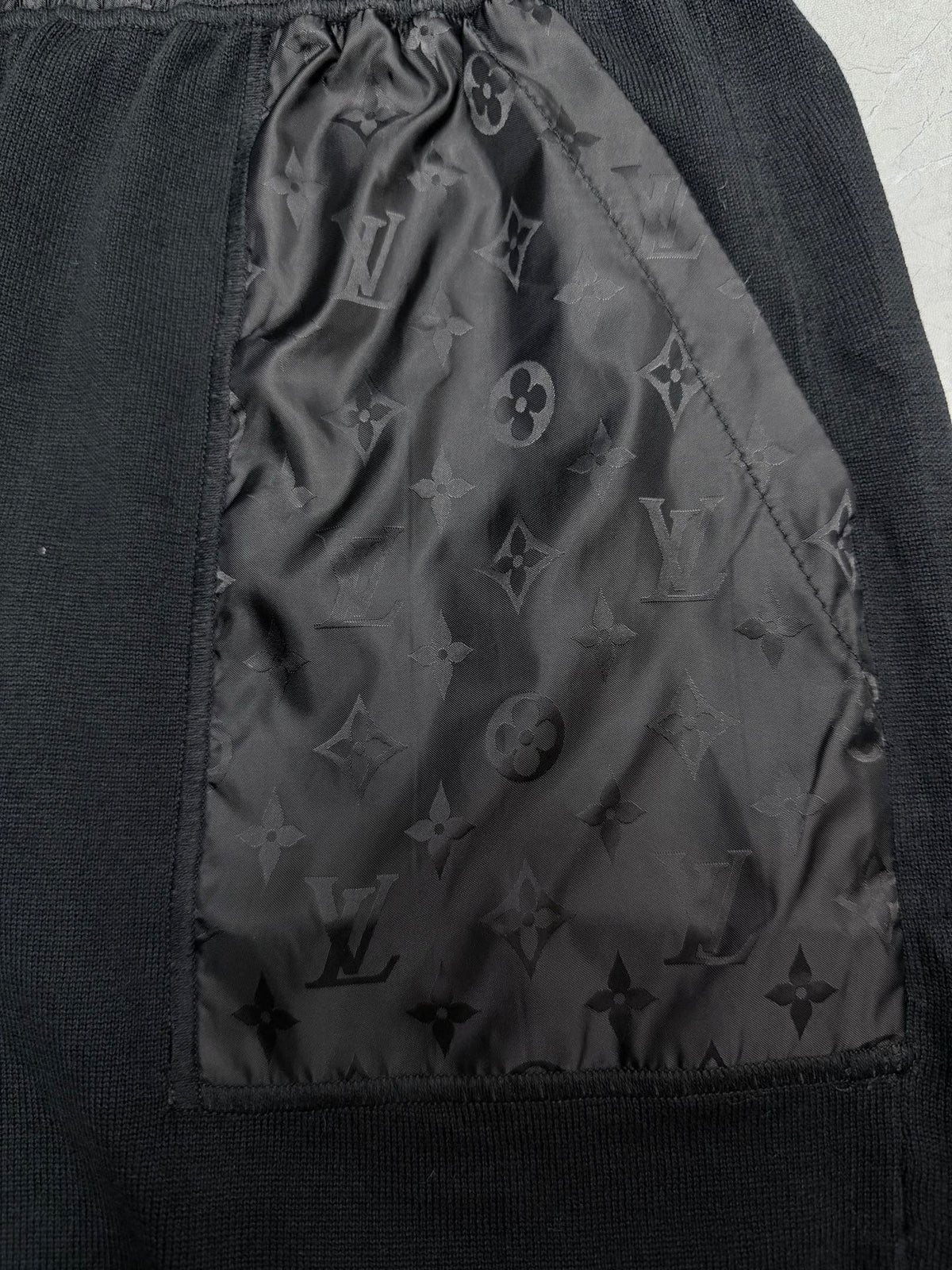 The new shorts are made of elegant cotton knit fabric