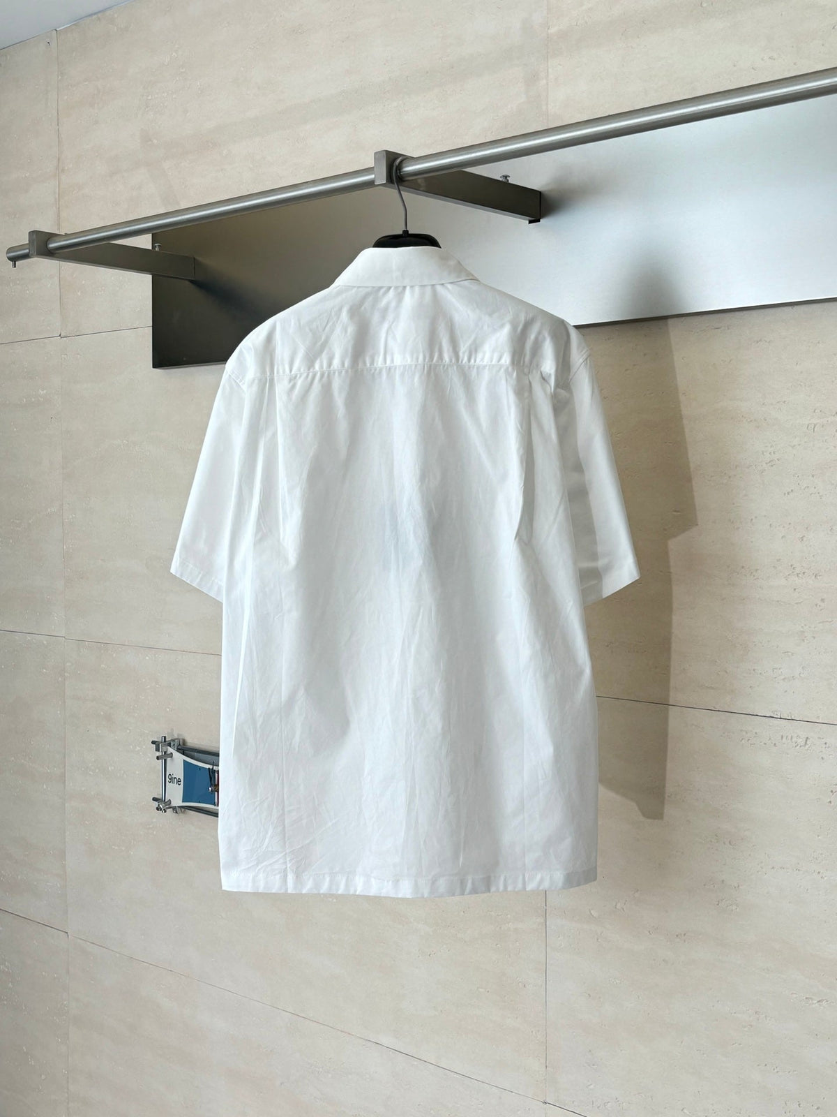 The embossed pocket lapel short sleeved shirt