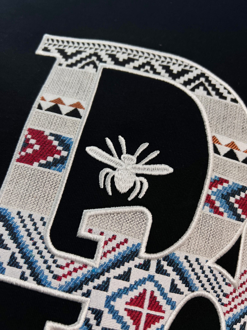New Color blocked Ten Thousand Needle Embroidered Bee Letter Short Sleeve