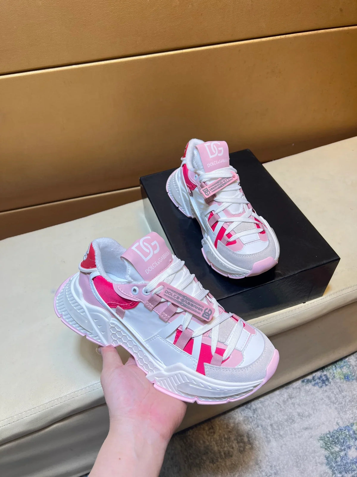 Unique modern style sports shoes