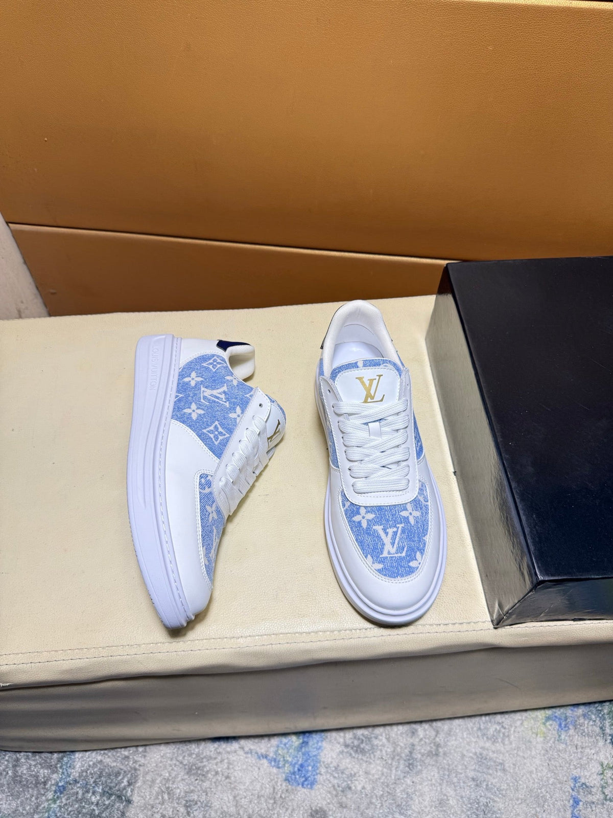 Unique modern style sports shoes
