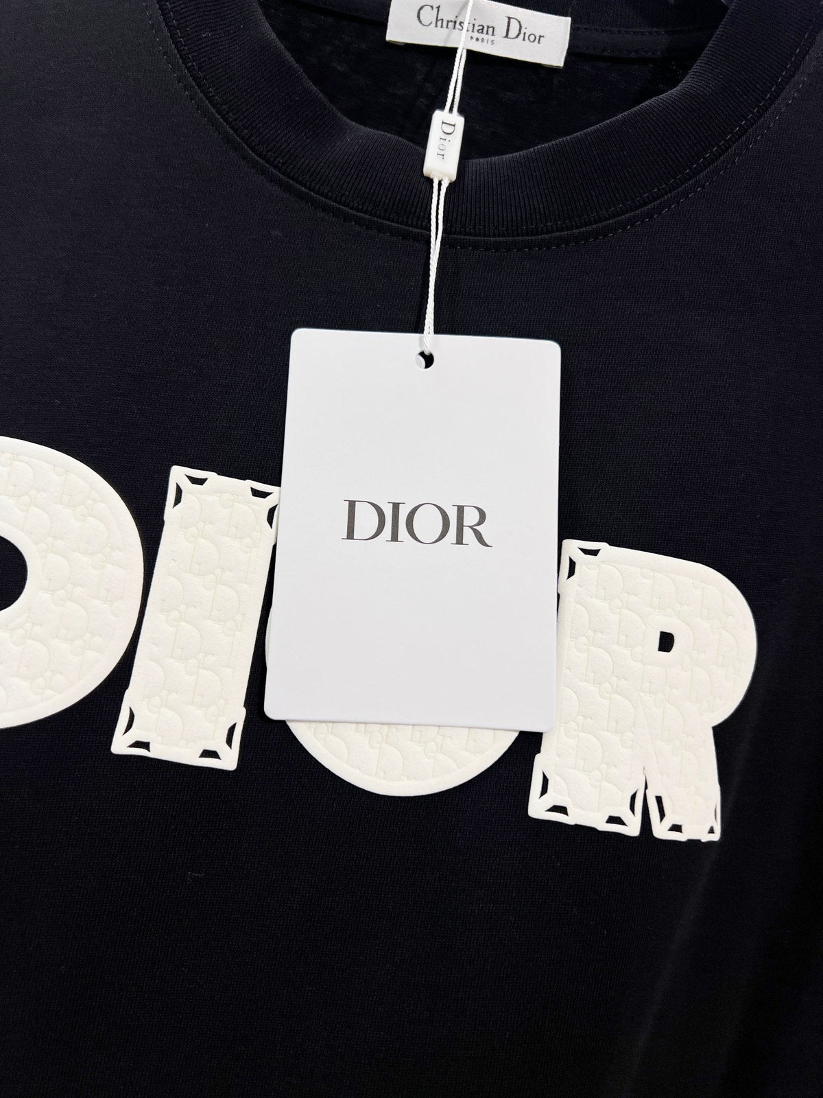 Solid color three-dimensional raised offset letter round neck T-shirt
