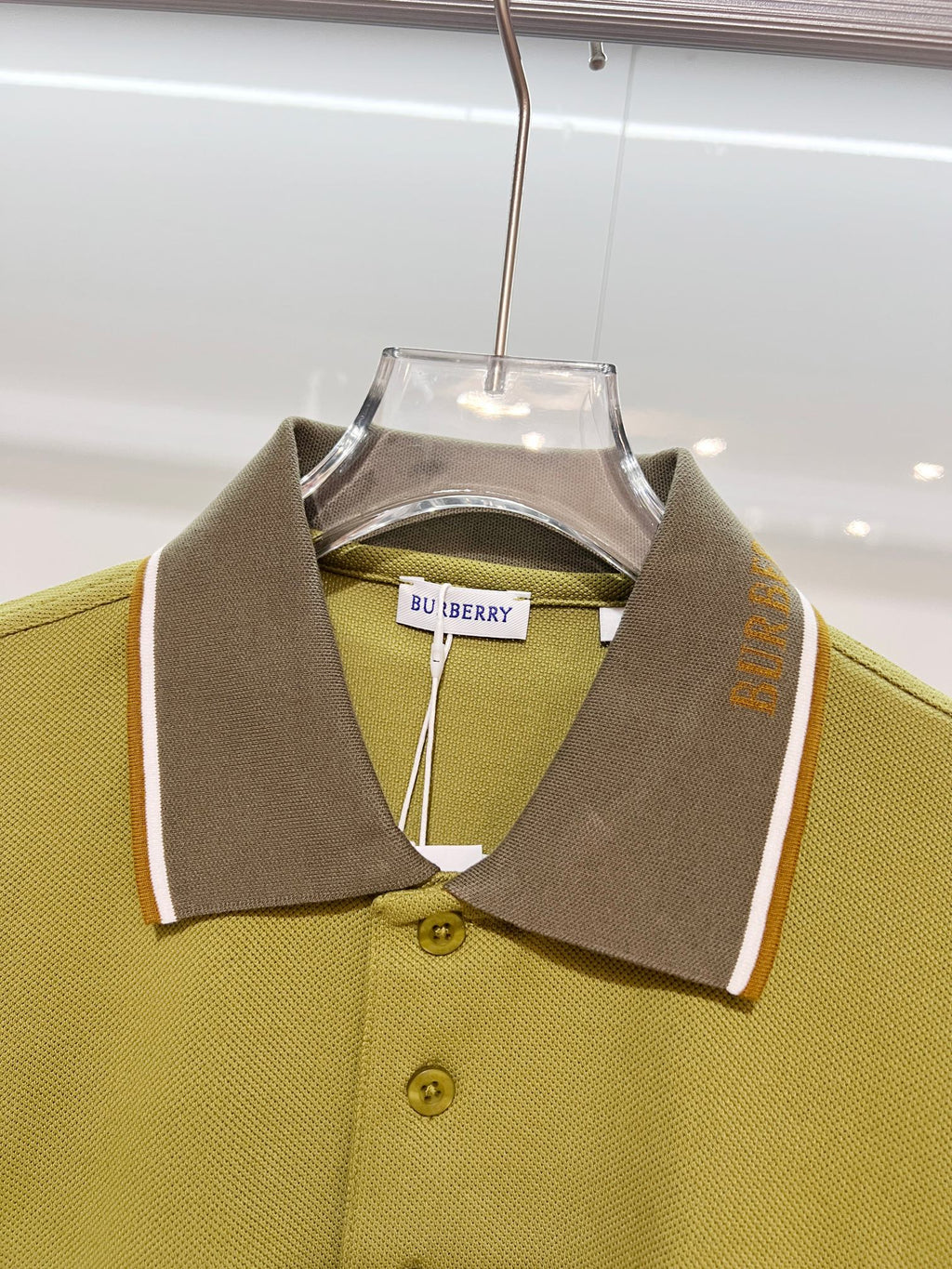 Color blocked flat machine collar with dark embroidery letters polo shirt