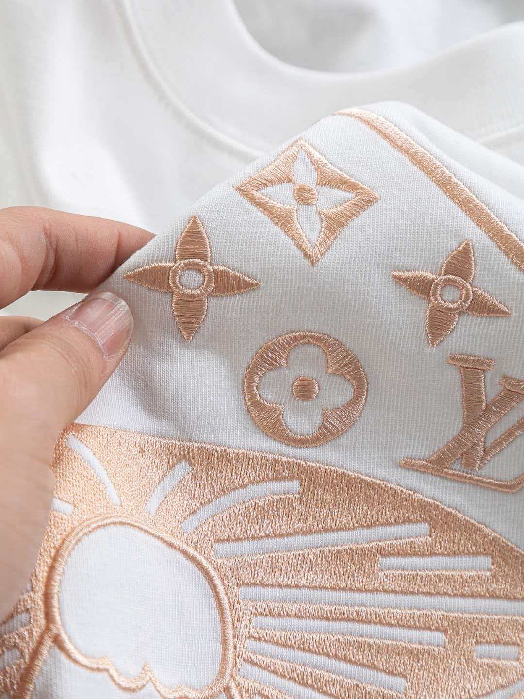 Mushroom on the chest 🍄 inlaid 🪡 Embroidered logo round neck short sleeved T-shirt
