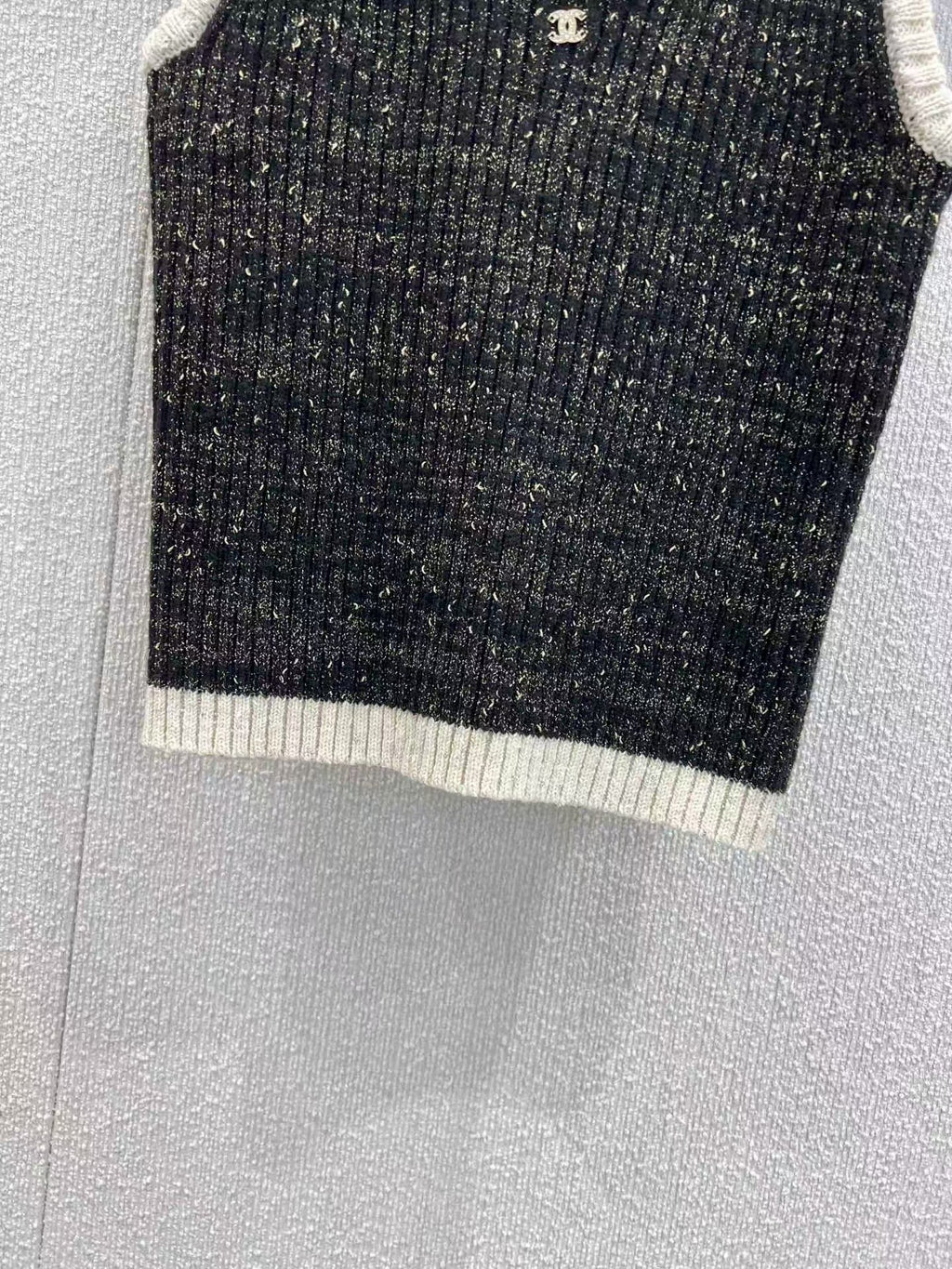 New hidden-design slim-fit knit vest