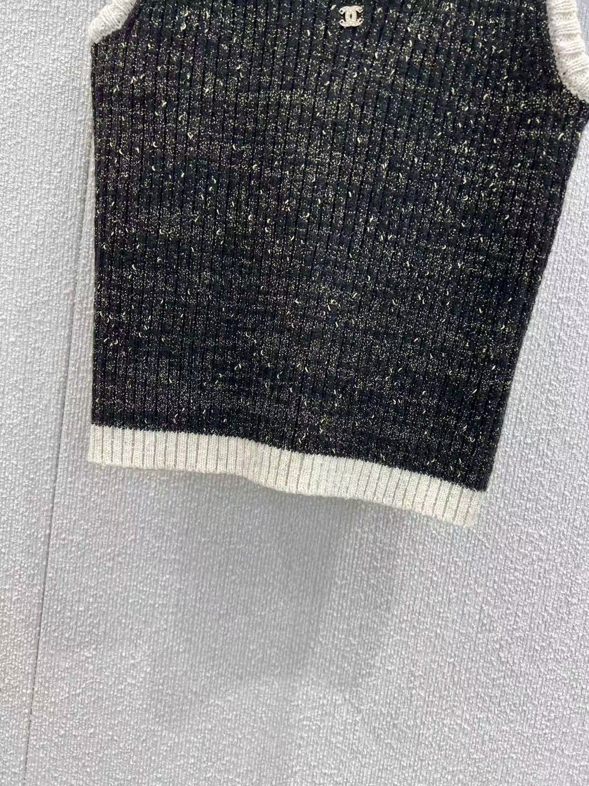 New hidden-design slim-fit knit vest