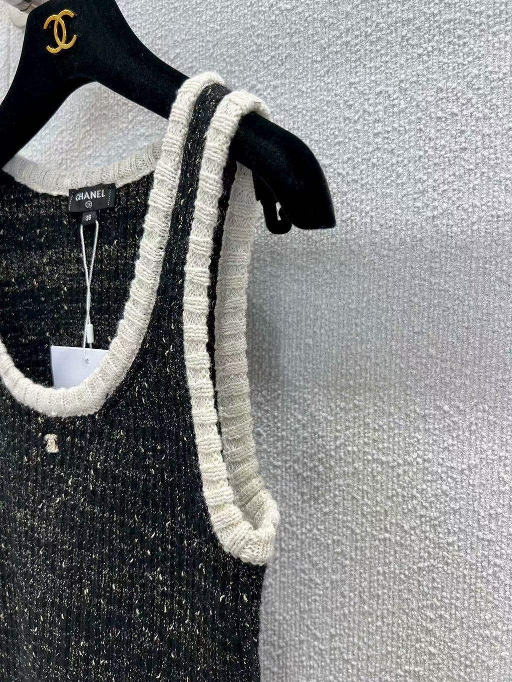 New hidden-design slim-fit knit vest