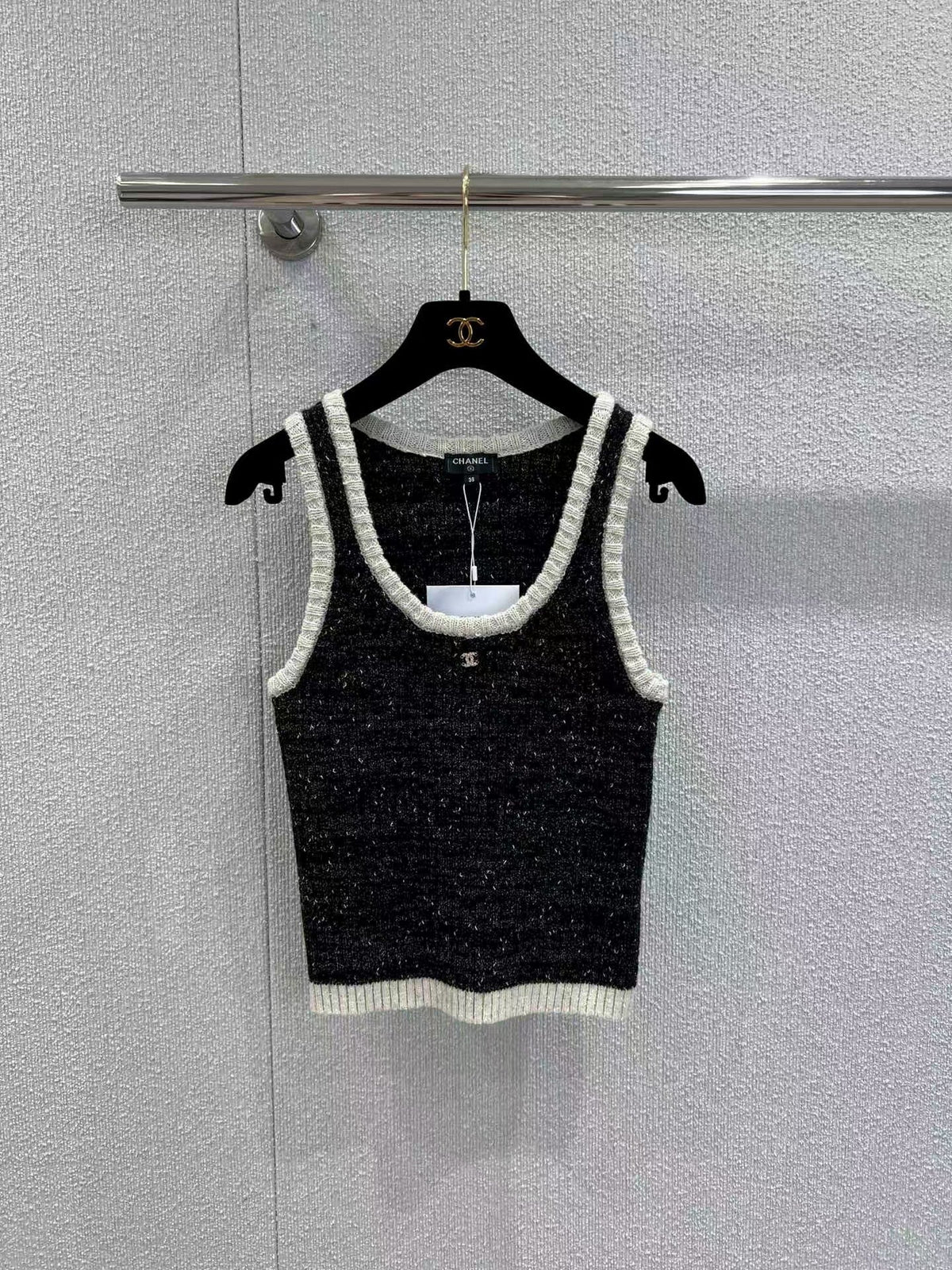 New hidden-design slim-fit knit vest