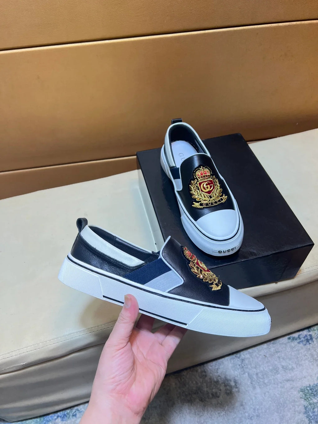 Modern style sports men's shoes